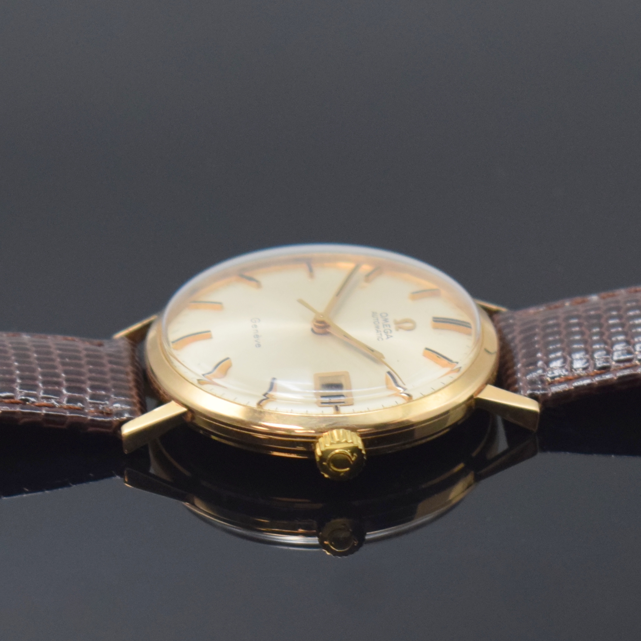 Detail b: OMEGA Armbanduhr im neutralen Gehäuse in RG 750/000, Schweiz um 1969, Automatik, Boden u. Glasrand aufgedr., silb. Zifferbl. m. aufges. Ind., gold. ...