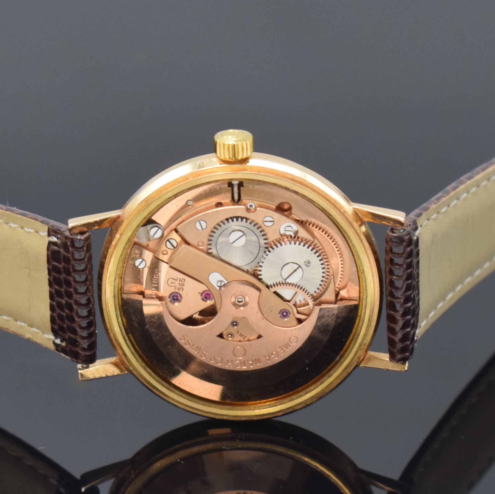 Detail d: OMEGA Armbanduhr im neutralen Gehäuse in RG 750/000, Schweiz um 1969, Automatik, Boden u. Glasrand aufgedr., silb. Zifferbl. m. aufges. Ind., gold. ...