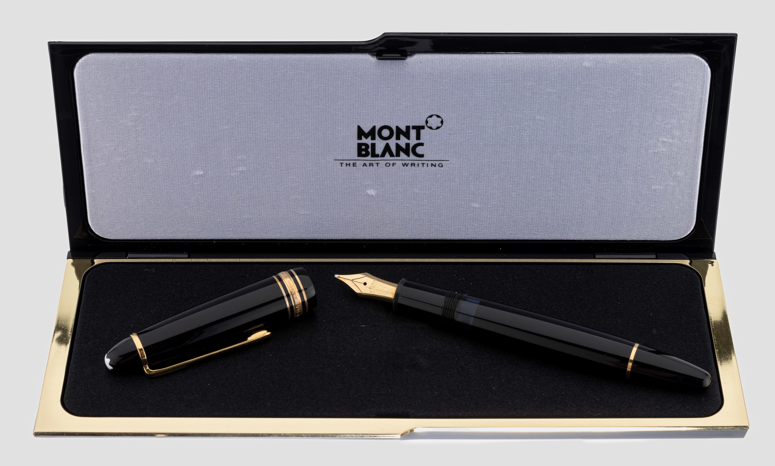 MONTBLANC Füllfederhalter, Meisterstück, Korpus schwarzer Hartlack, Monturen Metall verg., Feder GG 585/000, Stärke M, in orig. Etui mit Umkarton ...