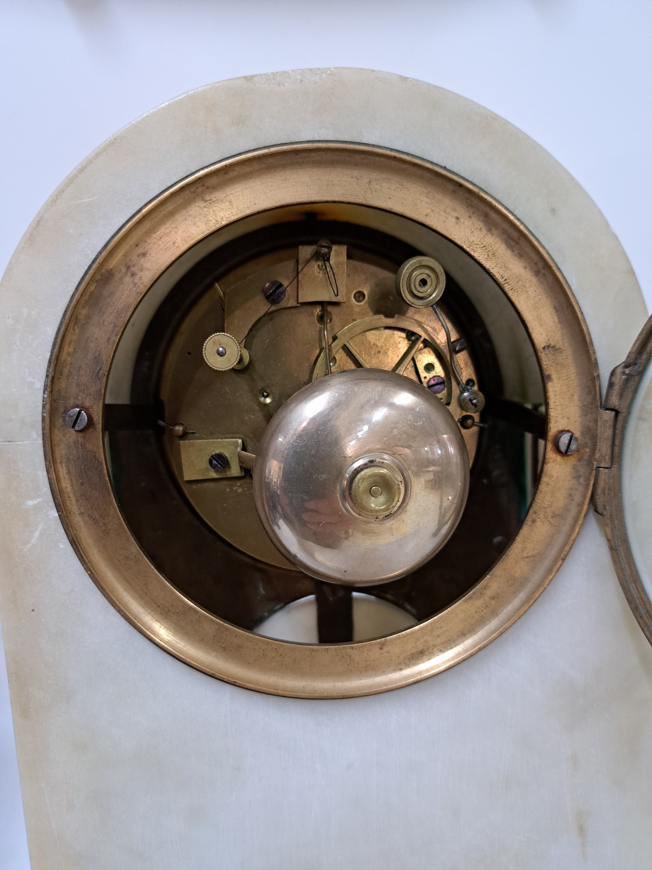 Detail d: Pendule, Frankreich, Mitte 19.Jh., Alabastergehäuse, Rundbogenform, Front mit verzierter Bronze in Form von Perlleistendekor, Blattfries usw., ovale ...