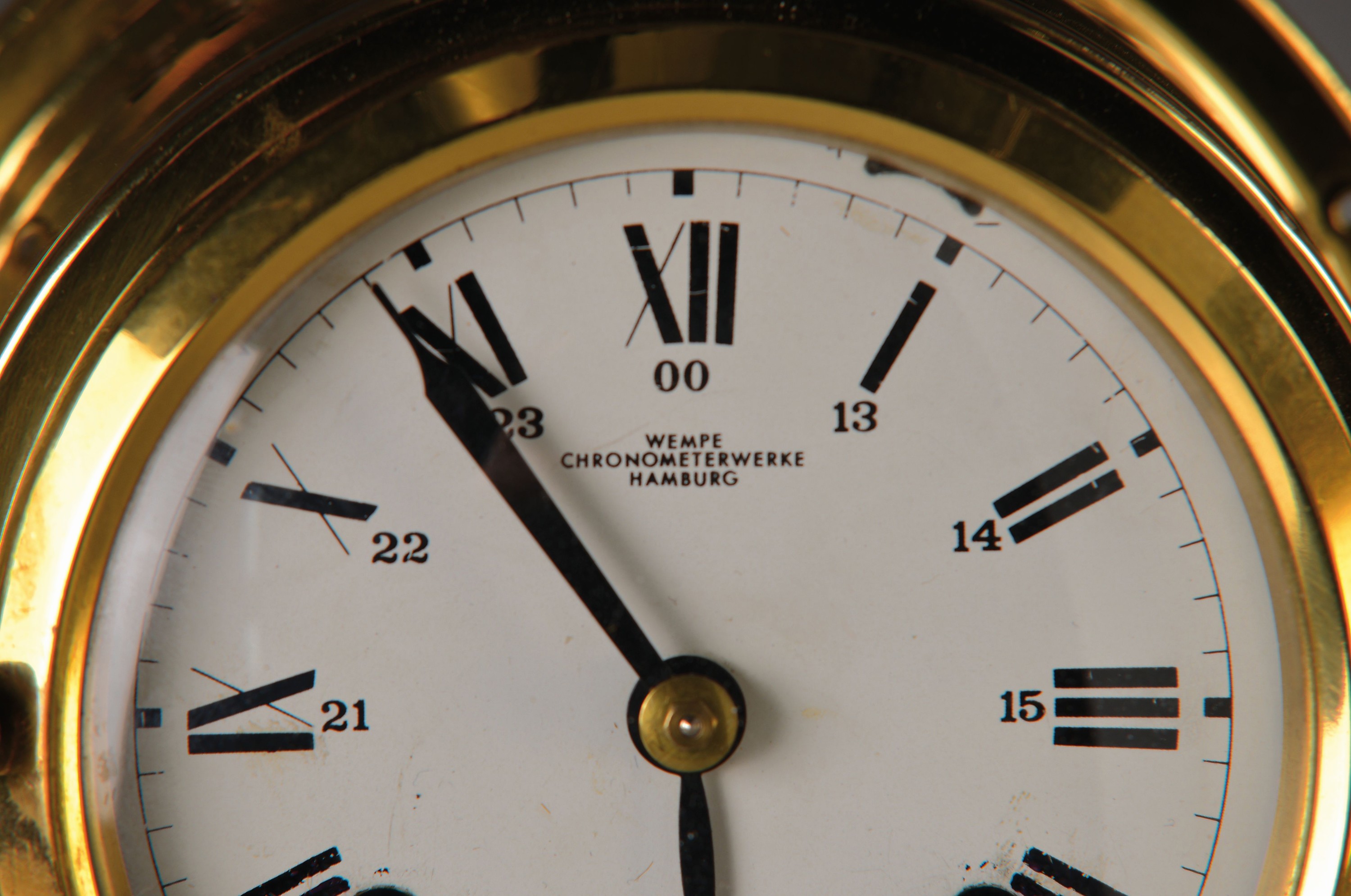 Detail a: Schiffsuhr, Wempe, 1970/80er-Jahre, Messinggehäuse, verglaster Frontdeckel, Glasenschlag auf Glocke, Metallzifferblatt mitRegelung ...