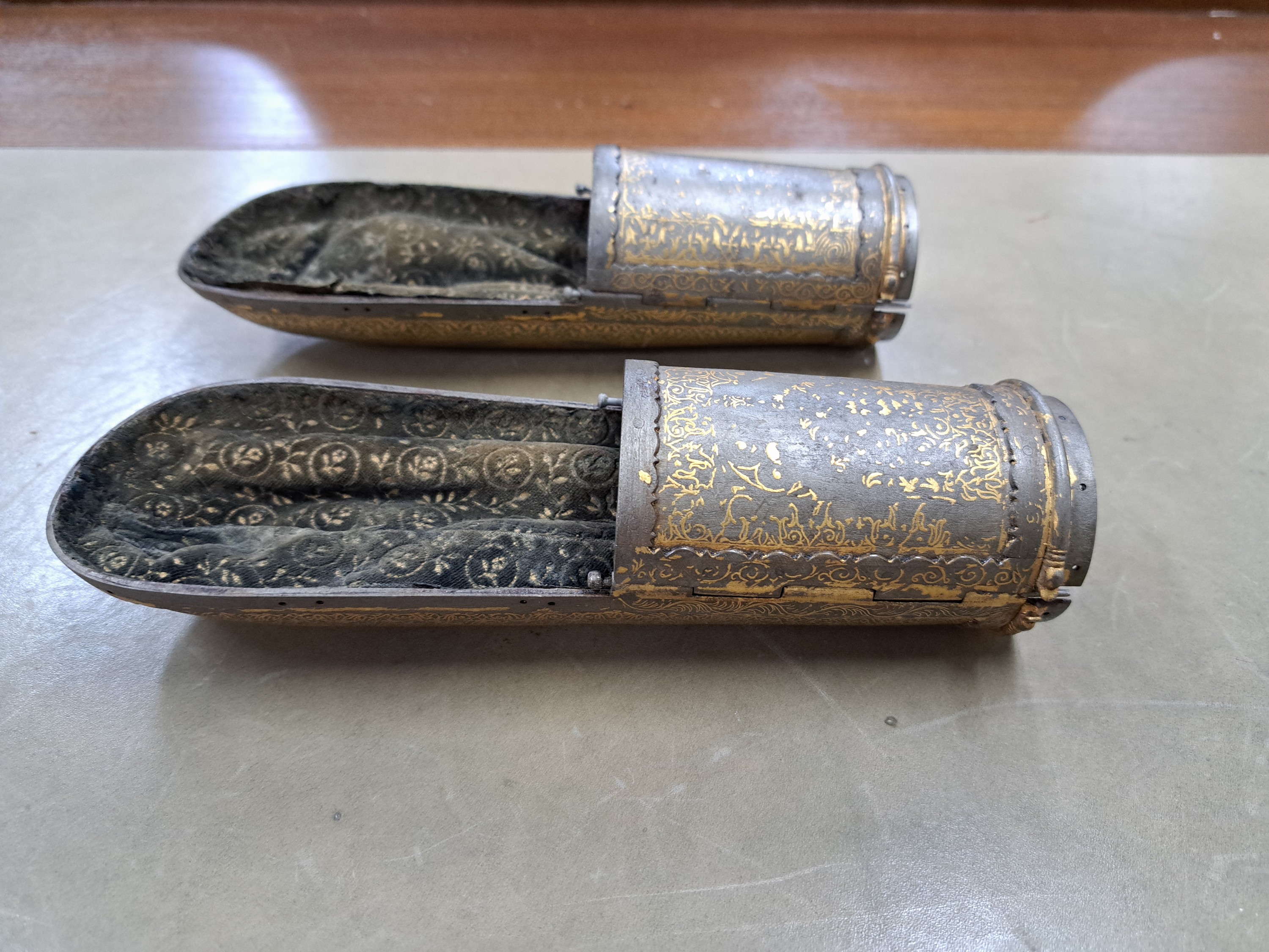 Detail b: Paar goldtauschierte Armschienen (Bazu Band), Indien, 19. Jh., Eisen, zwei gewölbte Platten durch Splinte verbunden, innen mit Samt ausgeschlagen, ...