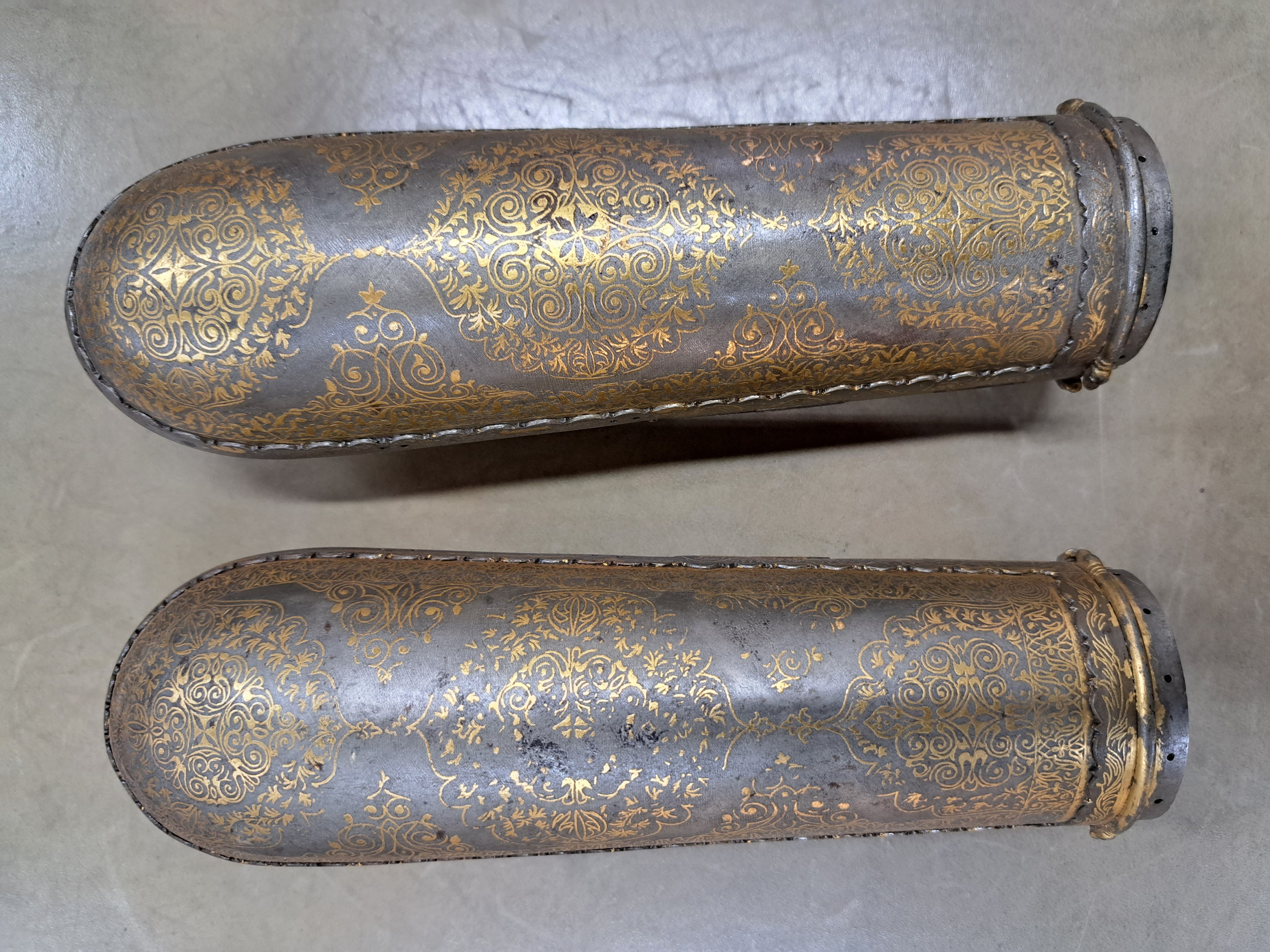 Detail d: Paar goldtauschierte Armschienen (Bazu Band), Indien, 19. Jh., Eisen, zwei gewölbte Platten durch Splinte verbunden, innen mit Samt ausgeschlagen, ...