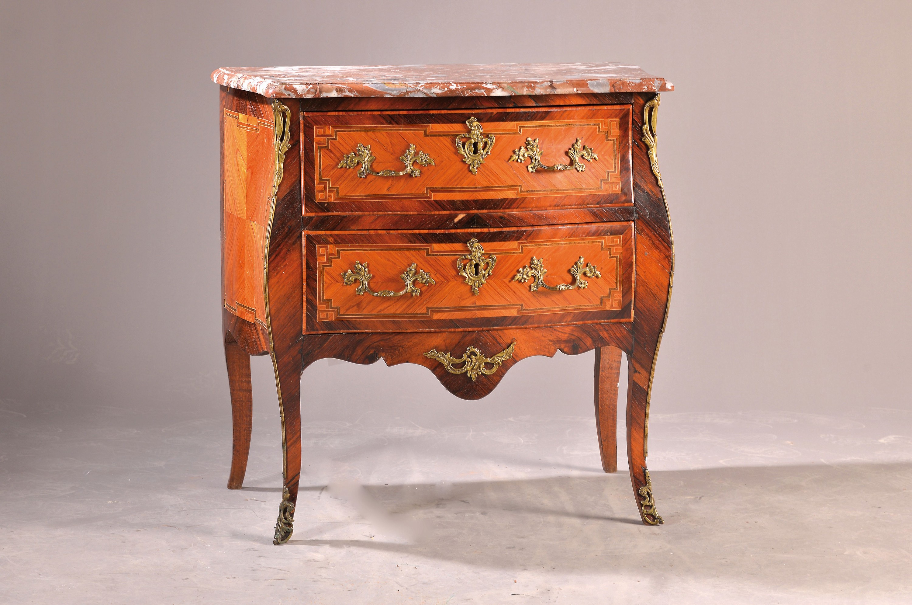 Bombierte Barockkommode, Frankreich, wohl Paris, um 1750, Rosenholzfurnier auf Eiche und Weichholzkorpus, kontrastierende Palisanderbänder, ...