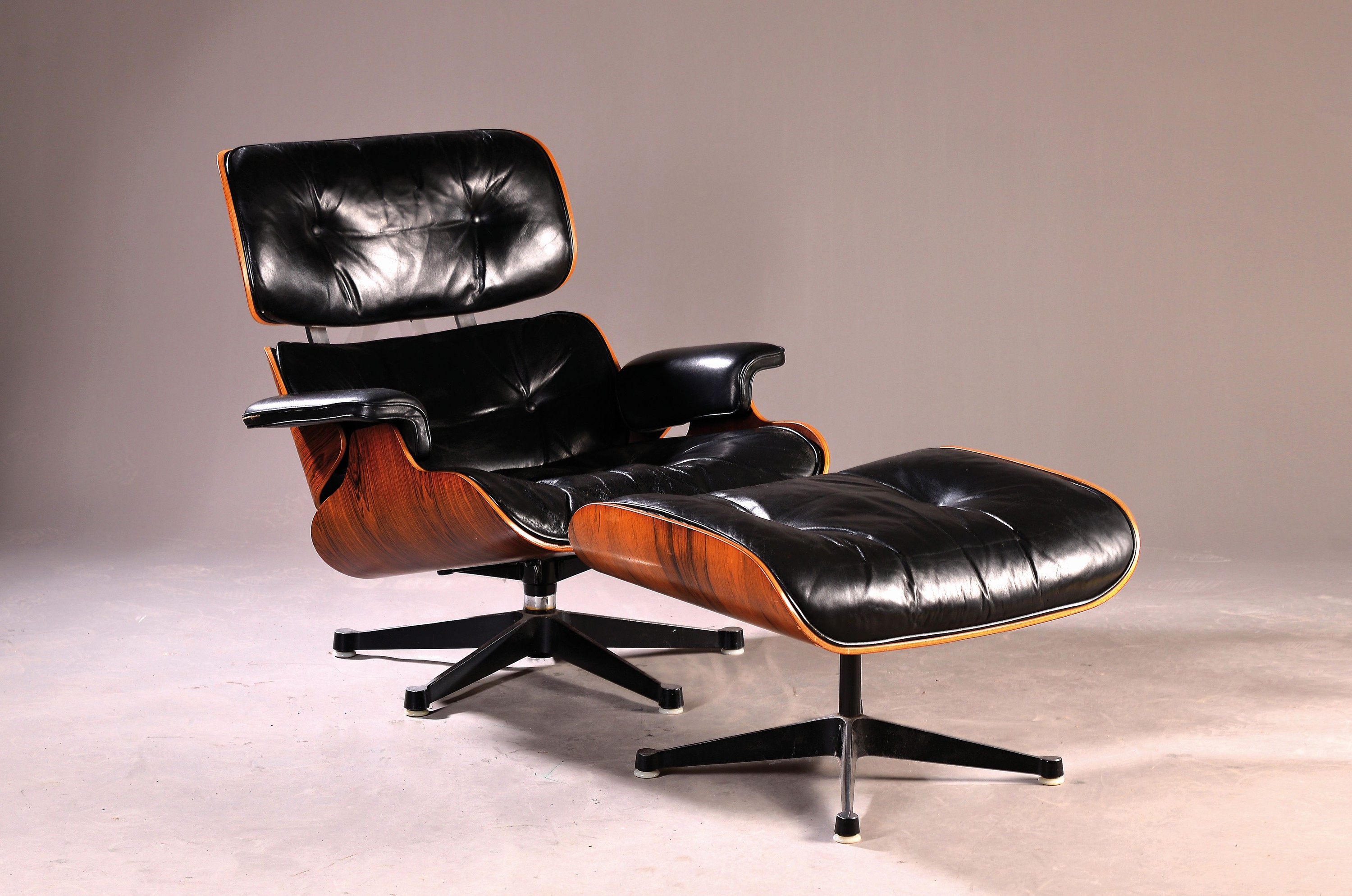 Lounge-Chair mit Ottomane, Entwurf Charles und Ray Eames, orig. Henry Miller Collection mit Henry-Miller Aufkleber, 70er Jahre, Sitzschale aus ...