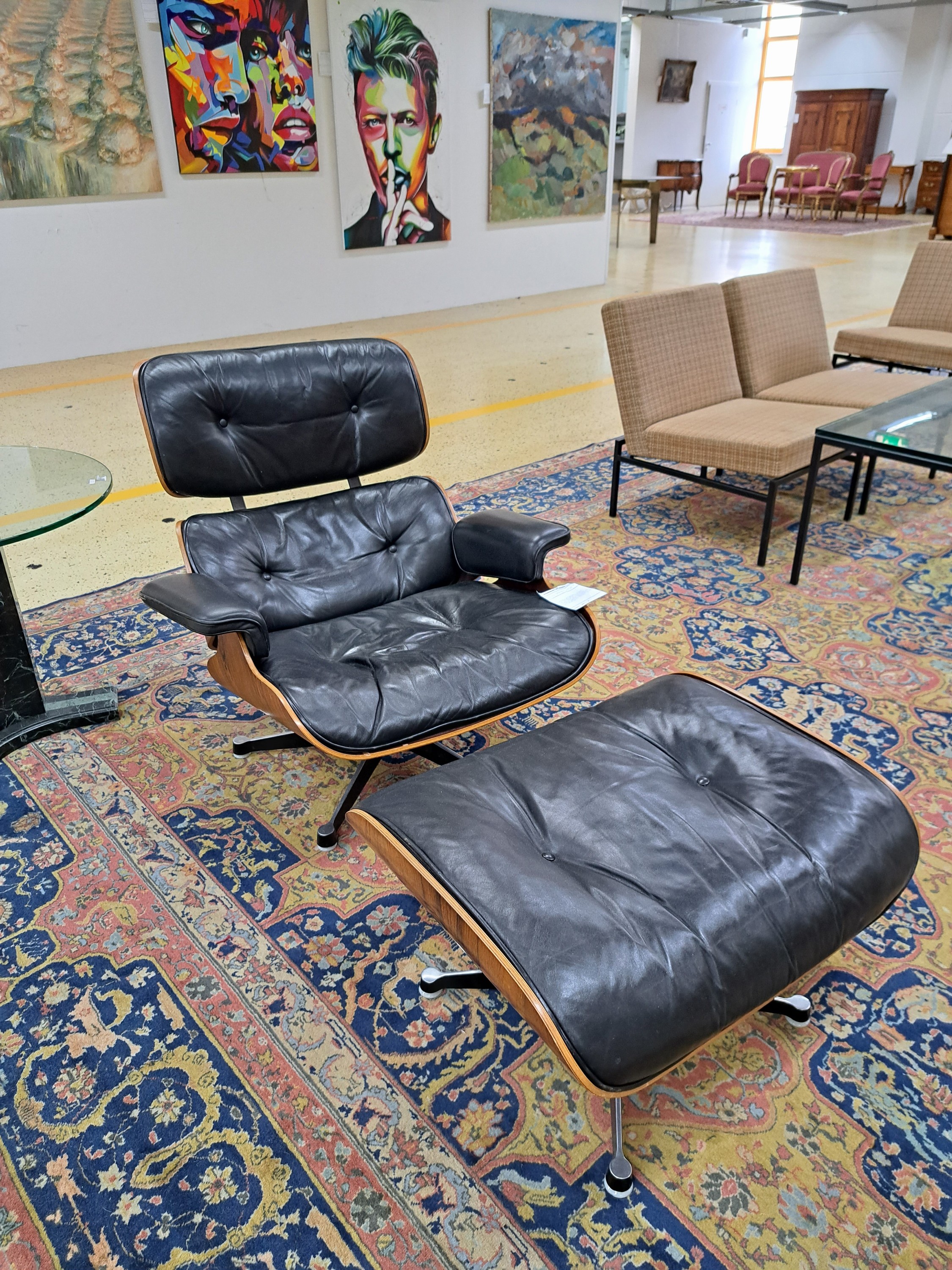 Detail a: Lounge-Chair mit Ottomane, Entwurf Charles und Ray Eames, orig. Henry Miller Collection mit Henry-Miller Aufkleber, 70er Jahre, Sitzschale aus ...