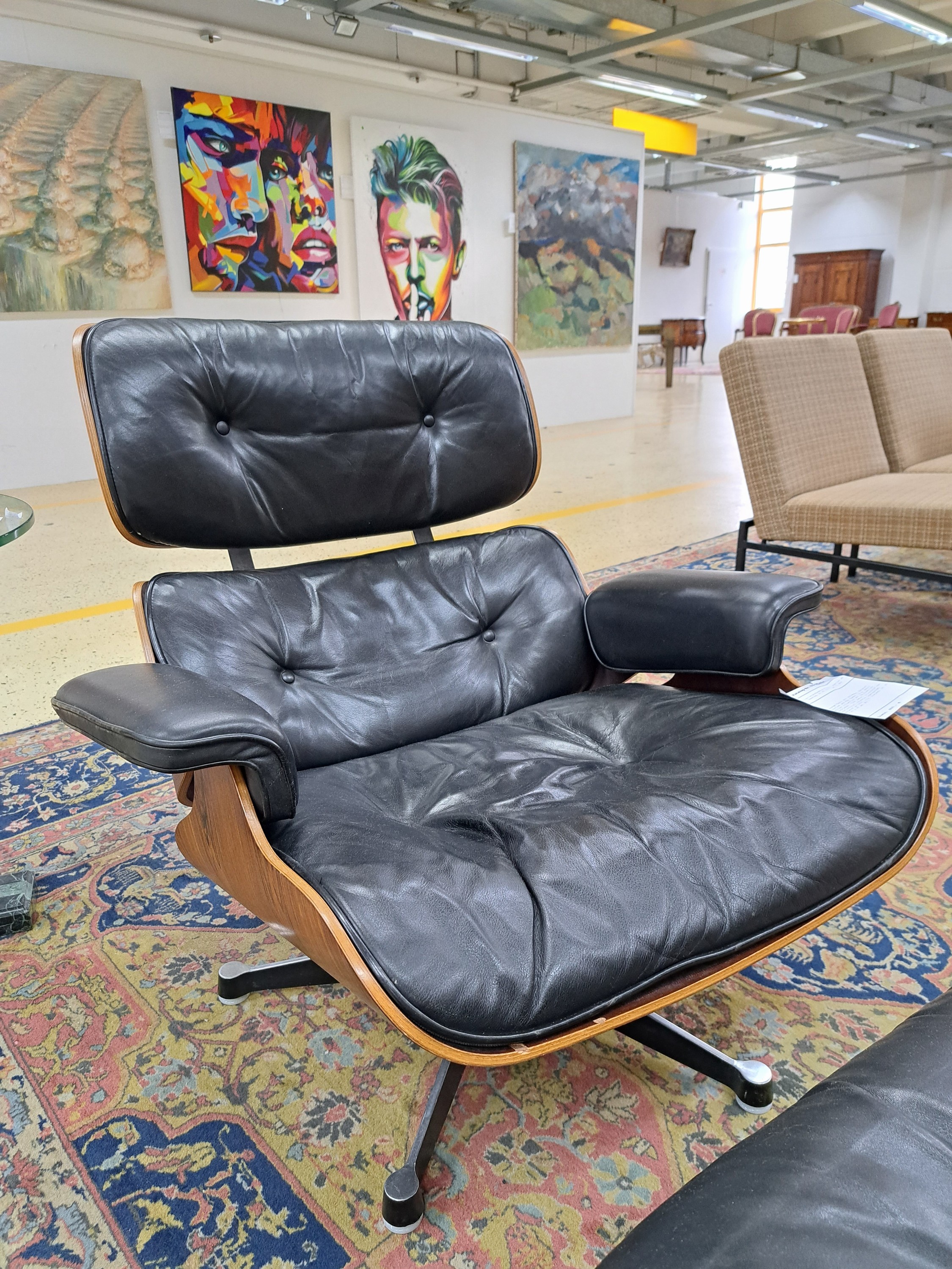 Detail b: Lounge-Chair mit Ottomane, Entwurf Charles und Ray Eames, orig. Henry Miller Collection mit Henry-Miller Aufkleber, 70er Jahre, Sitzschale aus ...