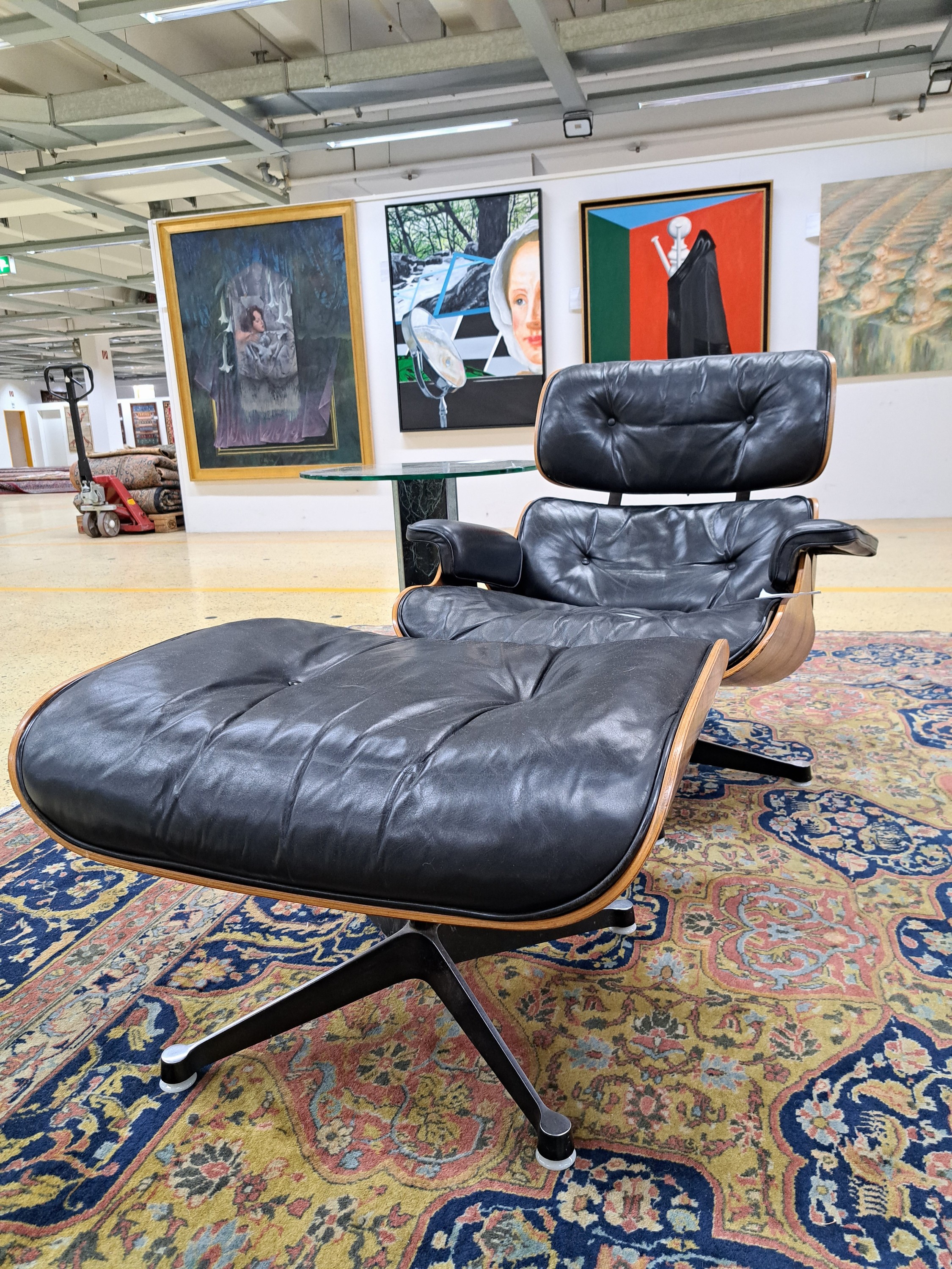 Detail c: Lounge-Chair mit Ottomane, Entwurf Charles und Ray Eames, orig. Henry Miller Collection mit Henry-Miller Aufkleber, 70er Jahre, Sitzschale aus ...
