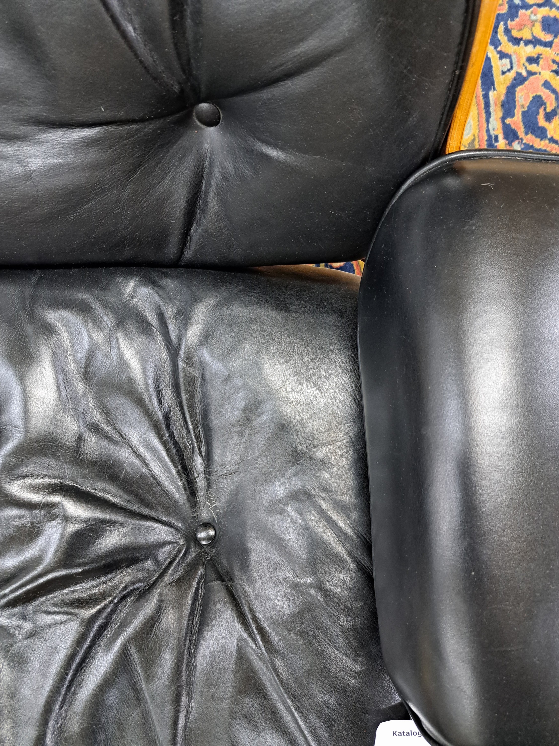 Detail d: Lounge-Chair mit Ottomane, Entwurf Charles und Ray Eames, orig. Henry Miller Collection mit Henry-Miller Aufkleber, 70er Jahre, Sitzschale aus ...