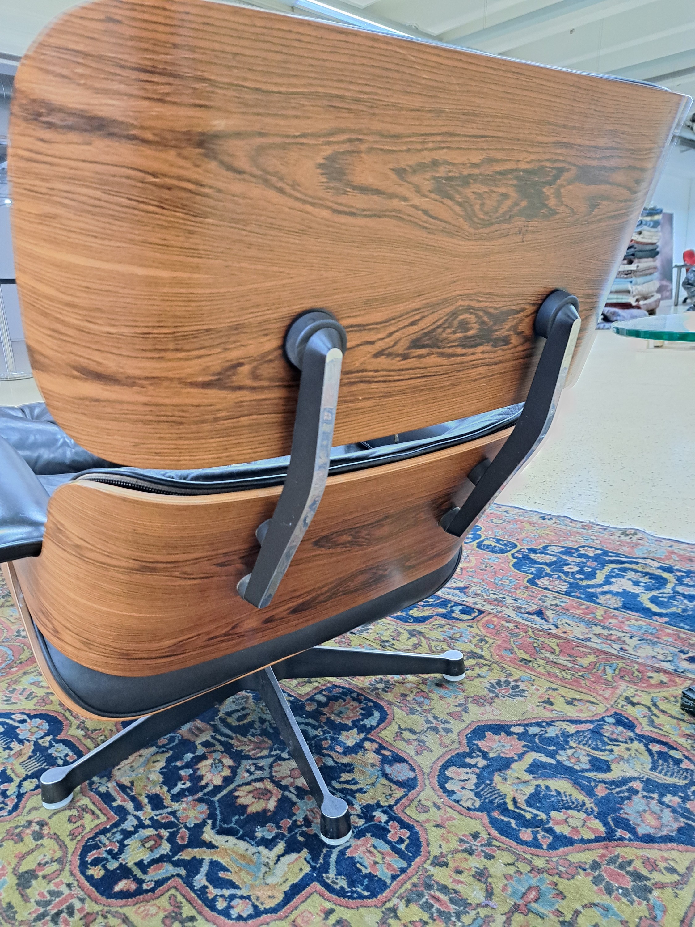 Detail e: Lounge-Chair mit Ottomane, Entwurf Charles und Ray Eames, orig. Henry Miller Collection mit Henry-Miller Aufkleber, 70er Jahre, Sitzschale aus ...