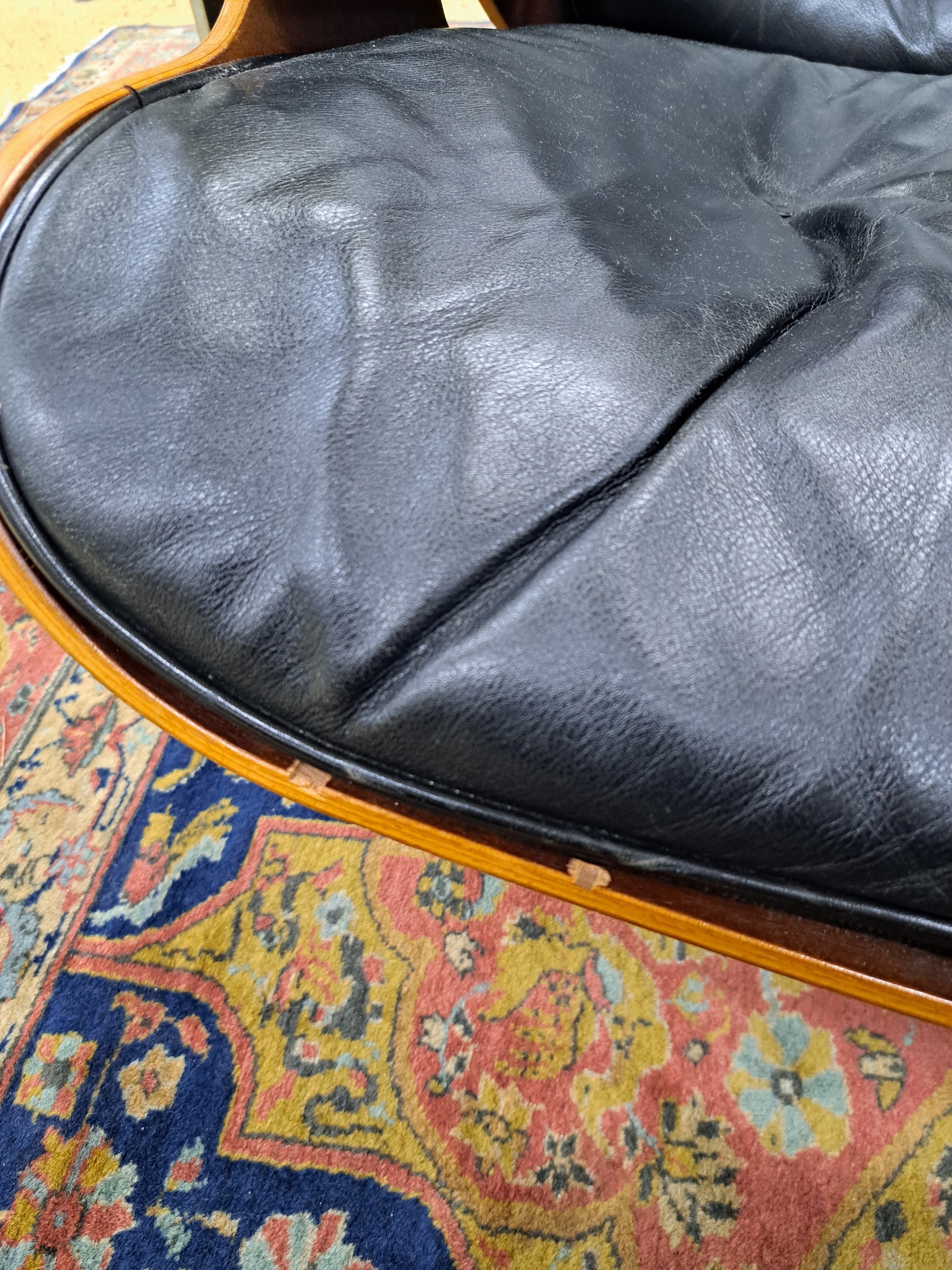 Detail f: Lounge-Chair mit Ottomane, Entwurf Charles und Ray Eames, orig. Henry Miller Collection mit Henry-Miller Aufkleber, 70er Jahre, Sitzschale aus ...