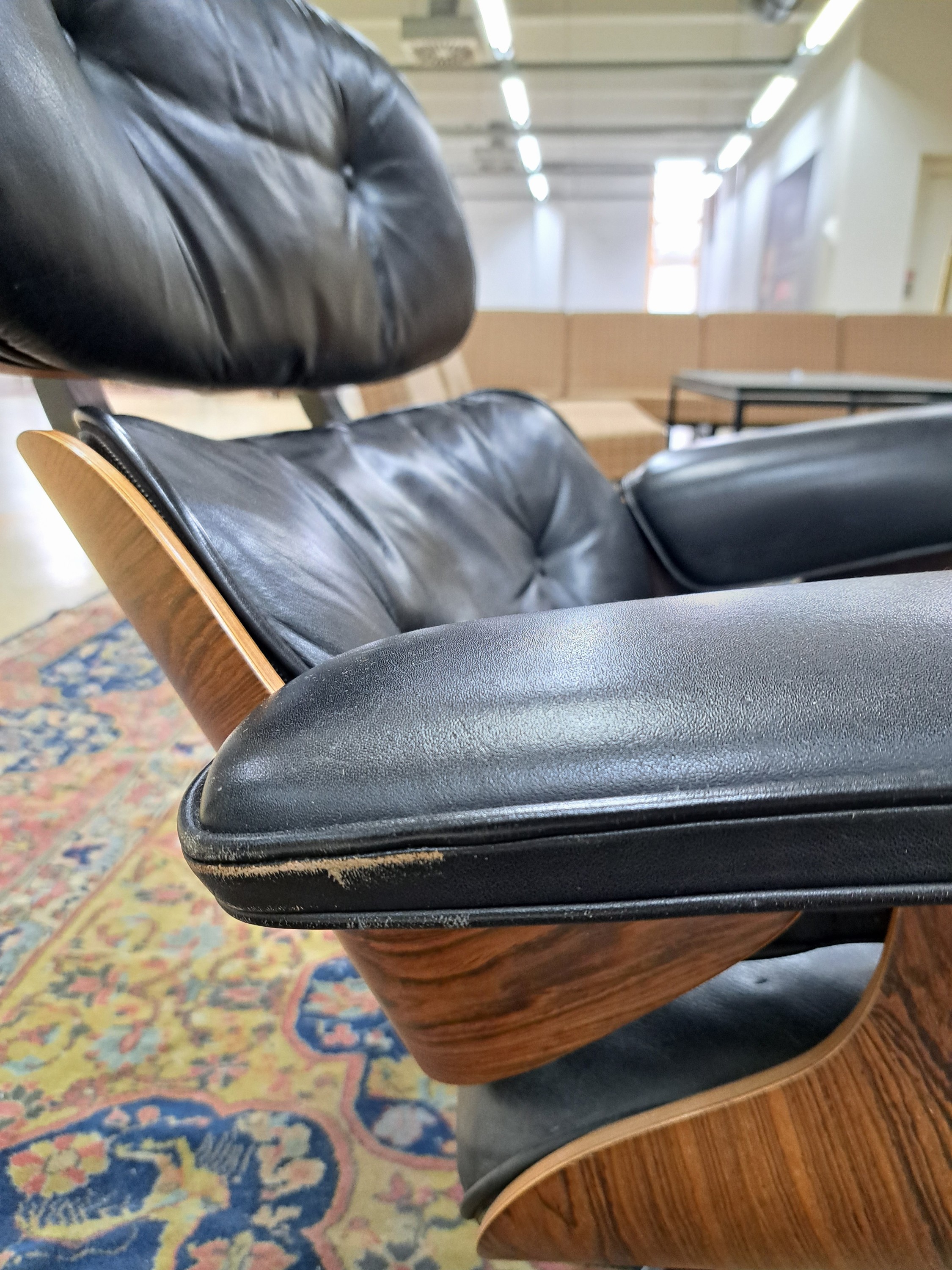 Detail g: Lounge-Chair mit Ottomane, Entwurf Charles und Ray Eames, orig. Henry Miller Collection mit Henry-Miller Aufkleber, 70er Jahre, Sitzschale aus ...