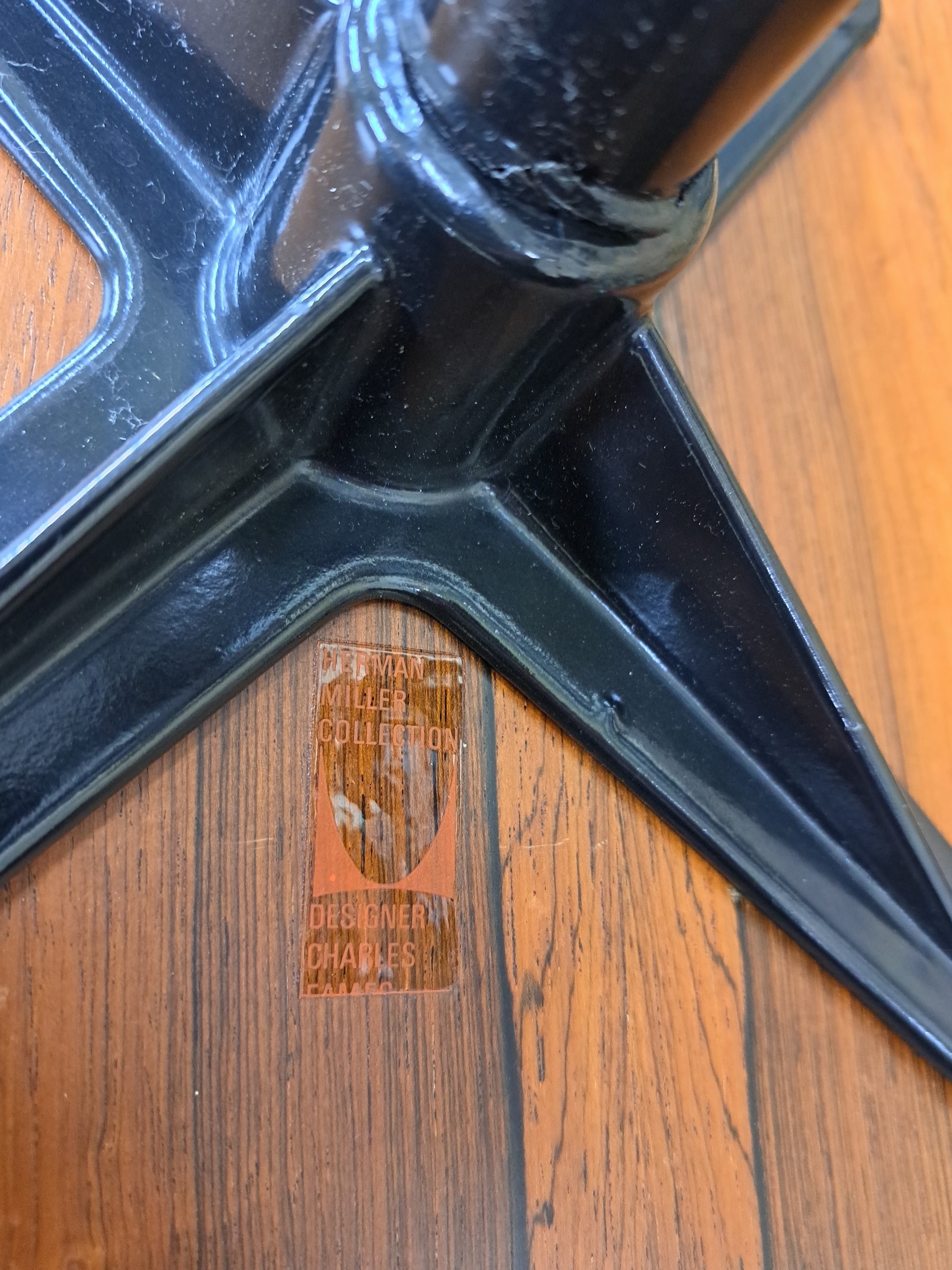 Detail h: Lounge-Chair mit Ottomane, Entwurf Charles und Ray Eames, orig. Henry Miller Collection mit Henry-Miller Aufkleber, 70er Jahre, Sitzschale aus ...