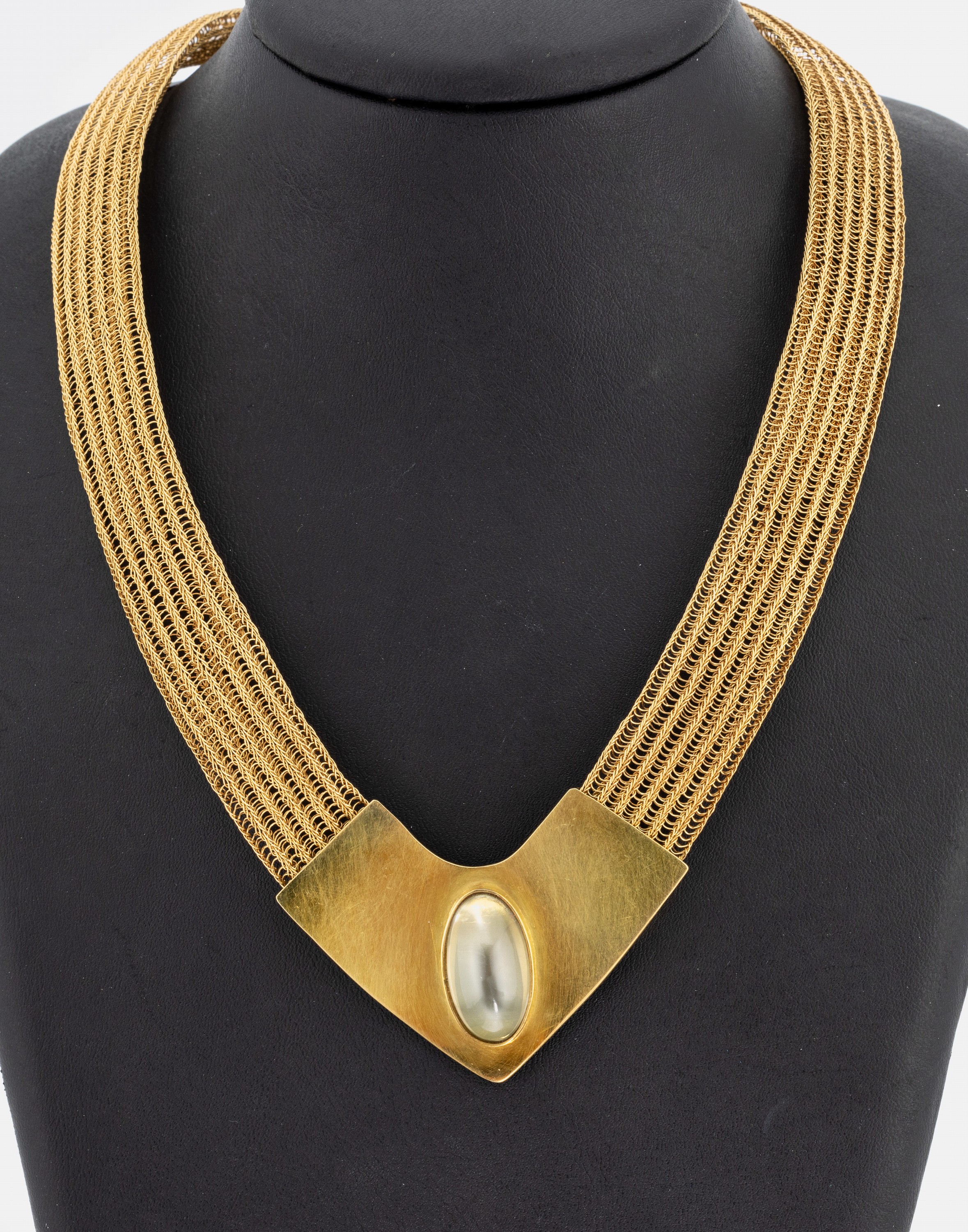 18 kt Gold Mondstein-Collier, GG 750/000, mehrreihig geflochten, Mittelteil mit ovalem Mondstein-Cabochon ca. 24.0 ct, L. ca. 48 cm, ...