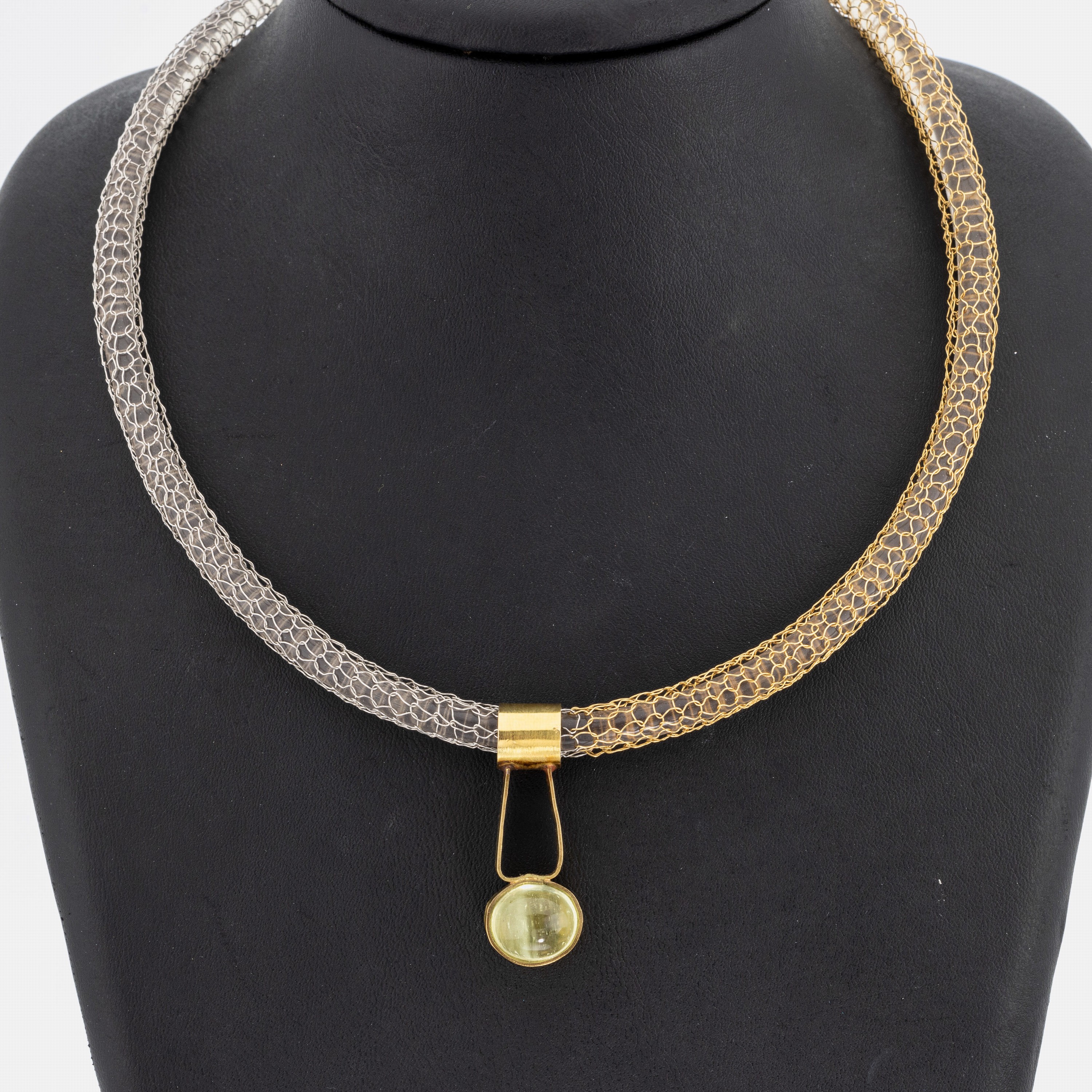 18 kt Gold und Platin Turmalin-Collier, GG 750/000 und Pt gepr., aufwendige Flechtarbeit,1 Hälfte GG 1 Hälfte Pt, auf Kunststoffreif, Anhänger ...