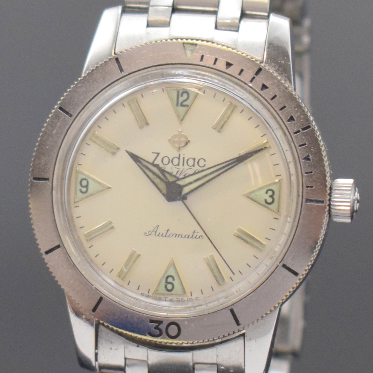 Detail a: ZODIAC Herrenarmbanduhr Sea Wolf, Schweiz um 1967, Edelstahlgeh., Boden aufgedr., orig. Gliederband m. Faltschl. (JB Champion USA), Lünette m. 60er ...