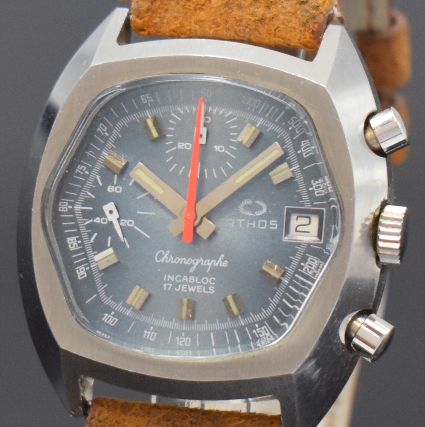 Detail a: ATHOS Armbandchronograph, Handaufzug, Schweiz um 1970, Edelstahlgeh., Boden verschr., blaues Zifferbl. m. aufgel. Indizes, 30 Min. -Stoppz., Datum, ...
