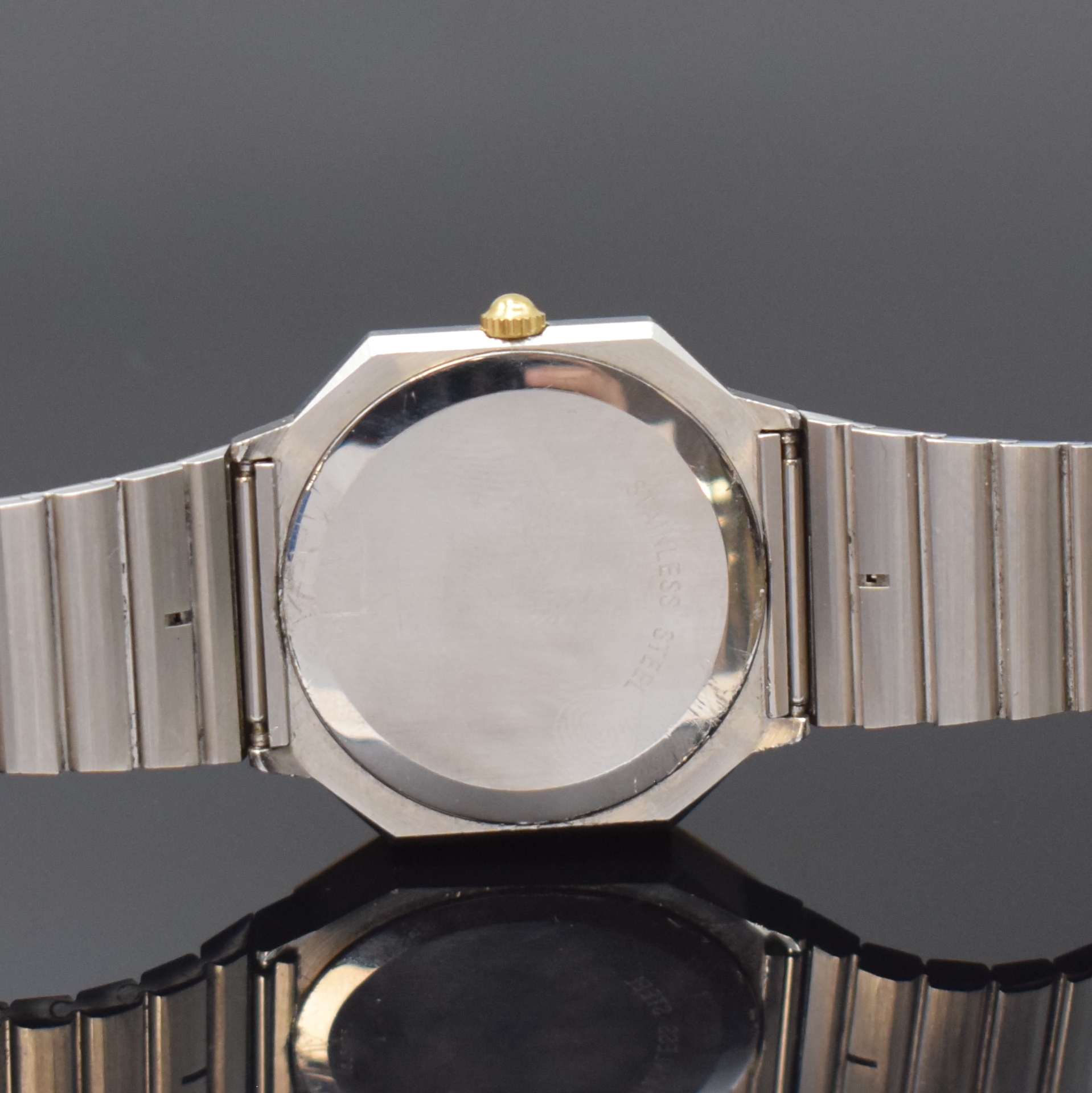 Detail d: LONGINES Armbanduhr Referenz 4842 950, Schweiz um 1980, quarz, octagonale, z. T. verg. Edelstahlgeh. inkl. Gliederband, Boden aufgedr., emailfarb. ...