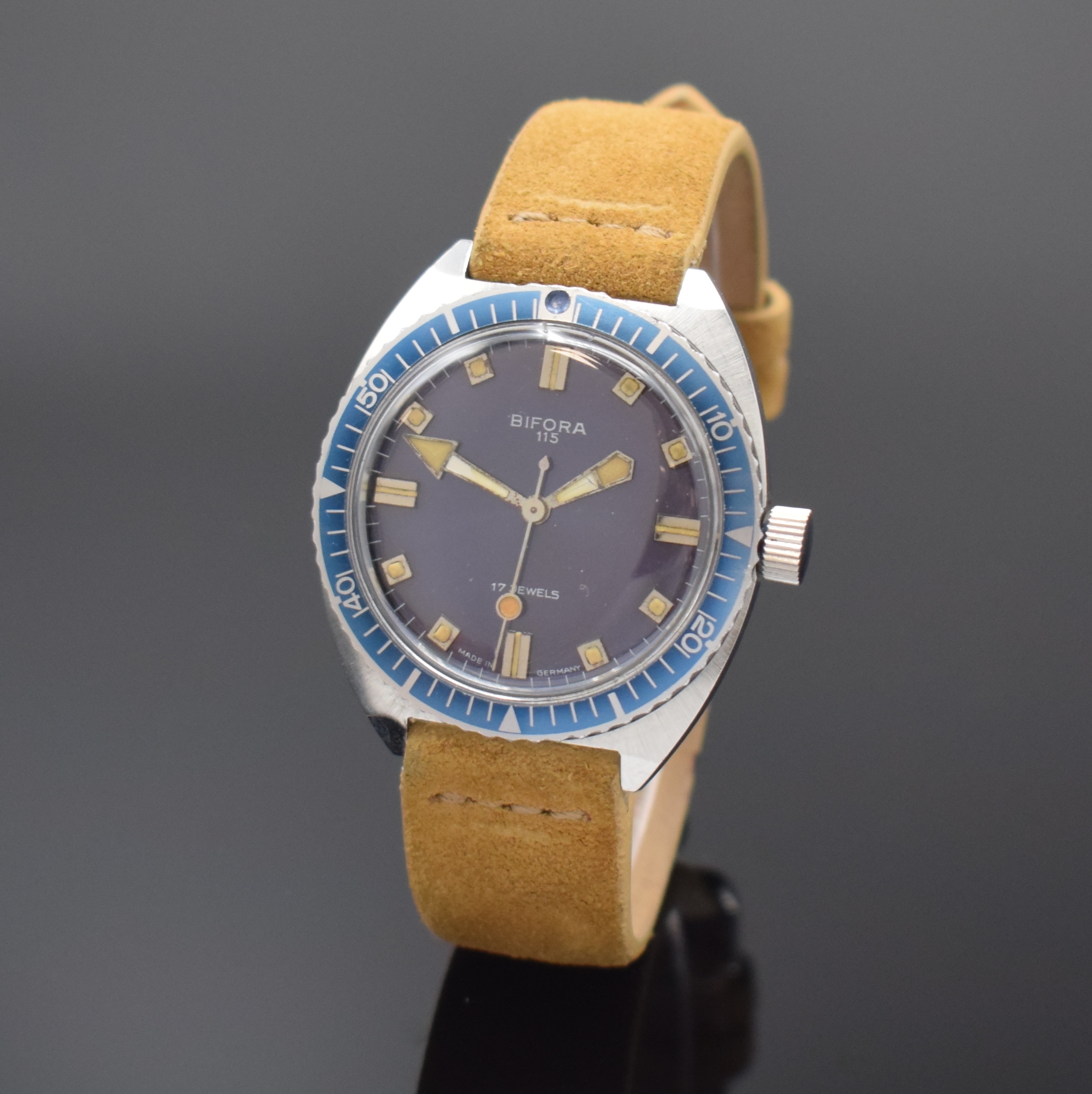 BIFORA 115 Herrenarmbanduhr Skindiver, Handaufzug, Deutschland um 1960, Edelstahlgeh., Boden verschr., blaue Lünette m. 60er Teilung beids. drehb., ...