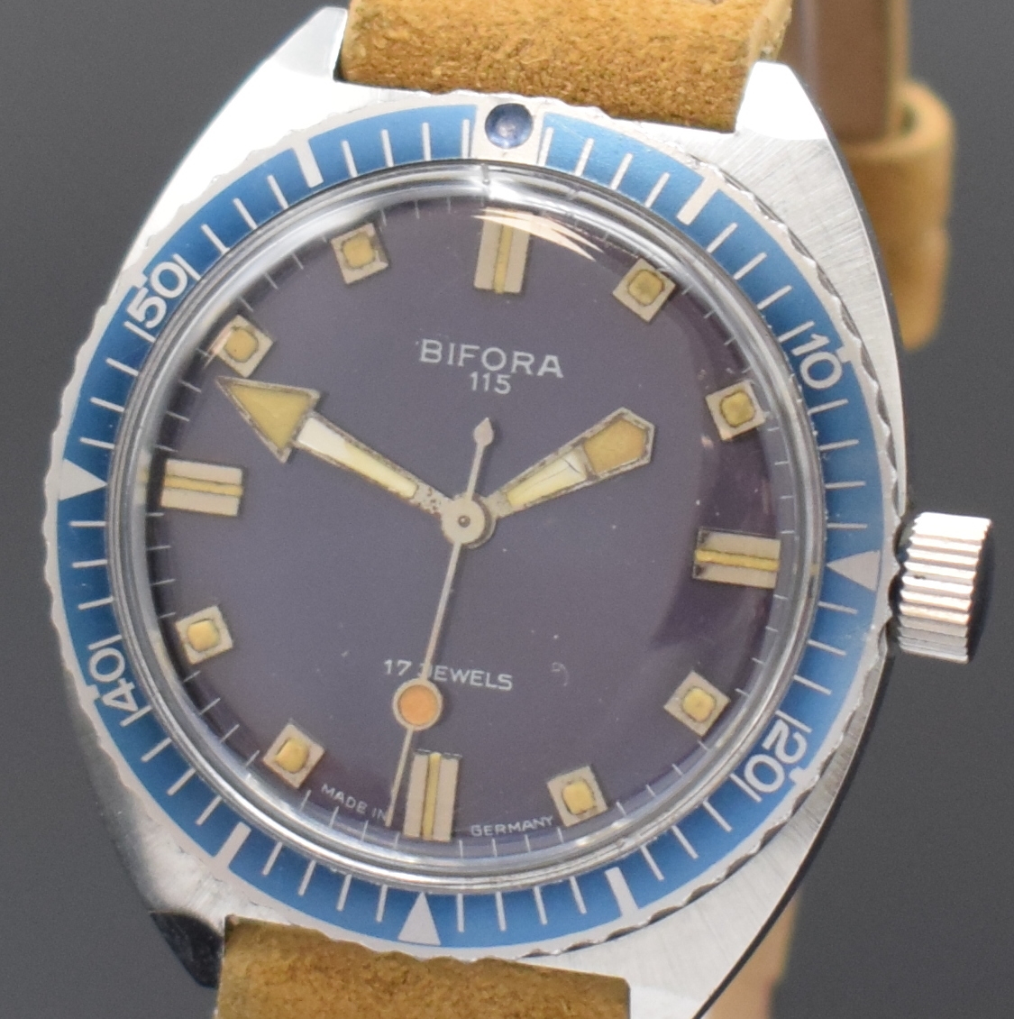Detail a: BIFORA 115 Herrenarmbanduhr Skindiver, Handaufzug, Deutschland um 1960, Edelstahlgeh., Boden verschr., blaue Lünette m. 60er Teilung beids. drehb., ...