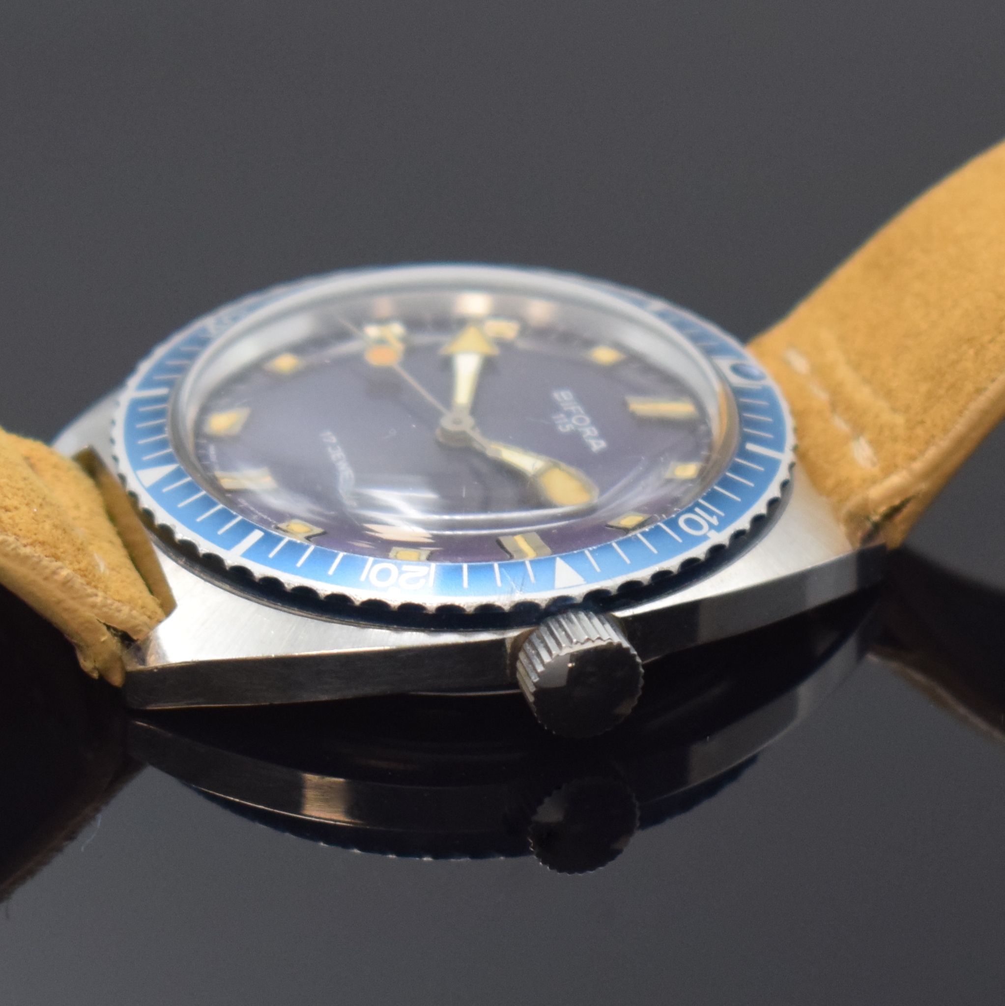 Detail b: BIFORA 115 Herrenarmbanduhr Skindiver, Handaufzug, Deutschland um 1960, Edelstahlgeh., Boden verschr., blaue Lünette m. 60er Teilung beids. drehb., ...