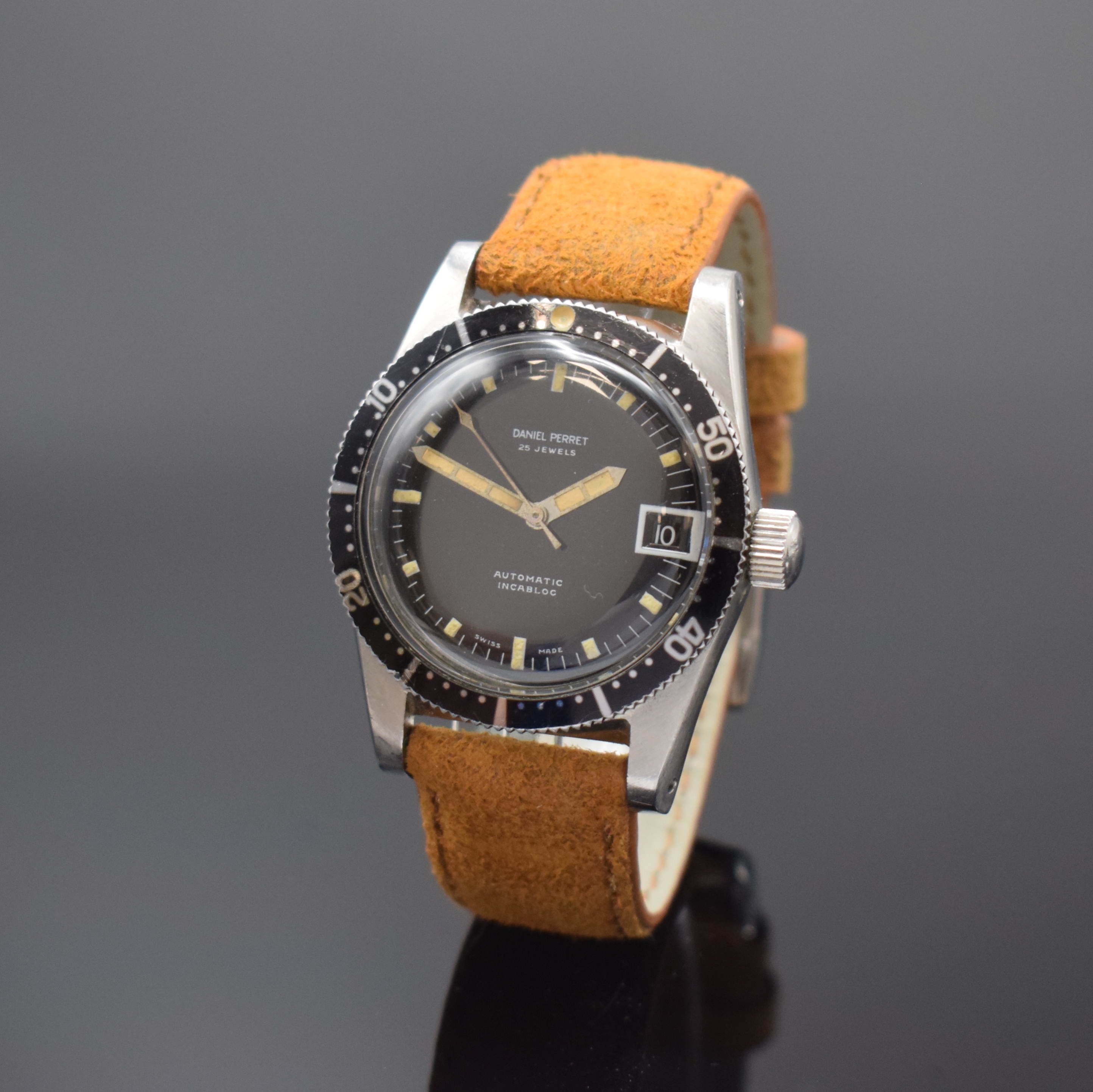 DANIEL PERRET Herrenarmbanduhr, Schweiz um 1960, Automatik, Edelstahlgeh., Boden und Krone verschr., beids. drehb. Lünette m. 60er Teilung, ...