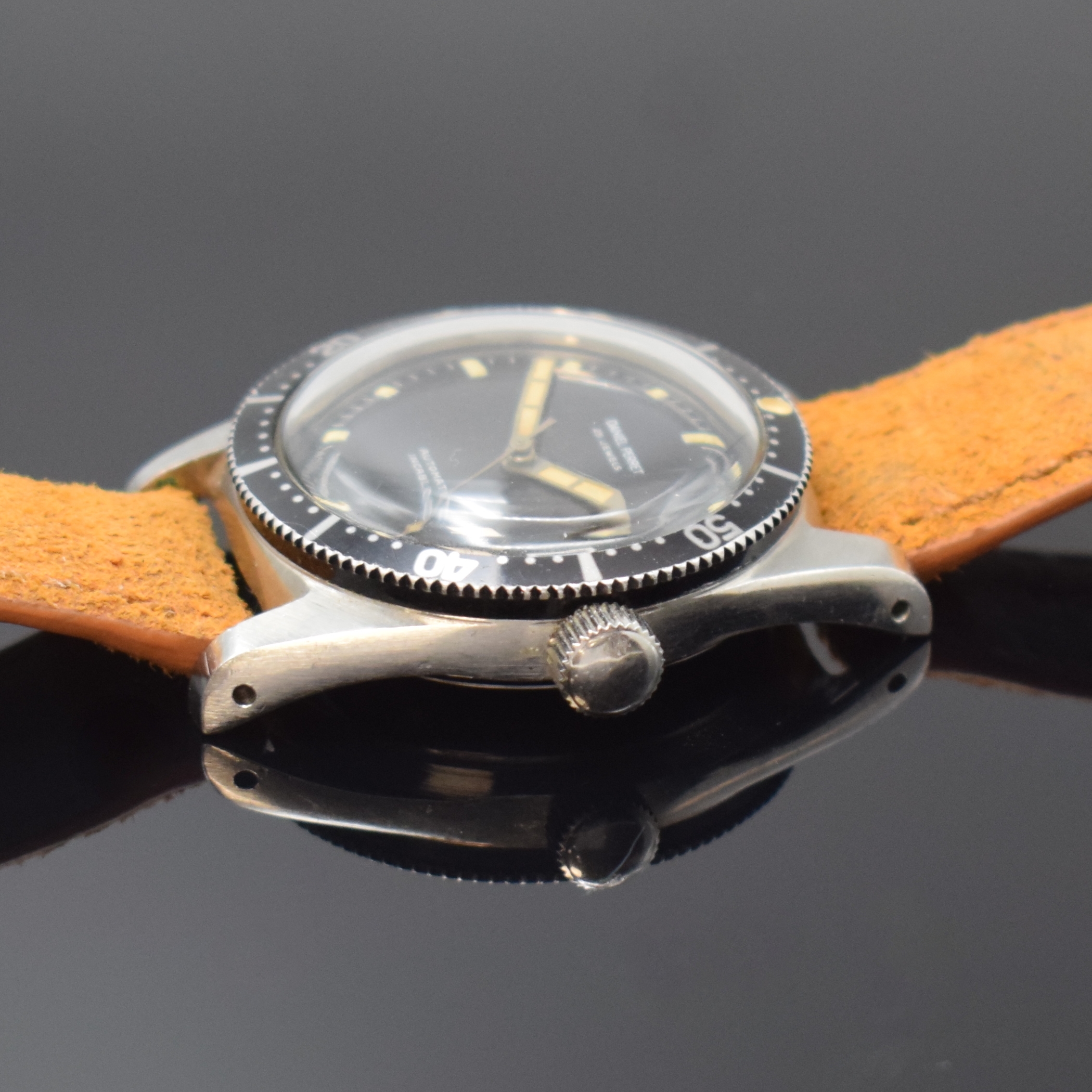 Detail b: DANIEL PERRET Herrenarmbanduhr, Schweiz um 1960, Automatik, Edelstahlgeh., Boden und Krone verschr., beids. drehb. Lünette m. 60er Teilung, ...