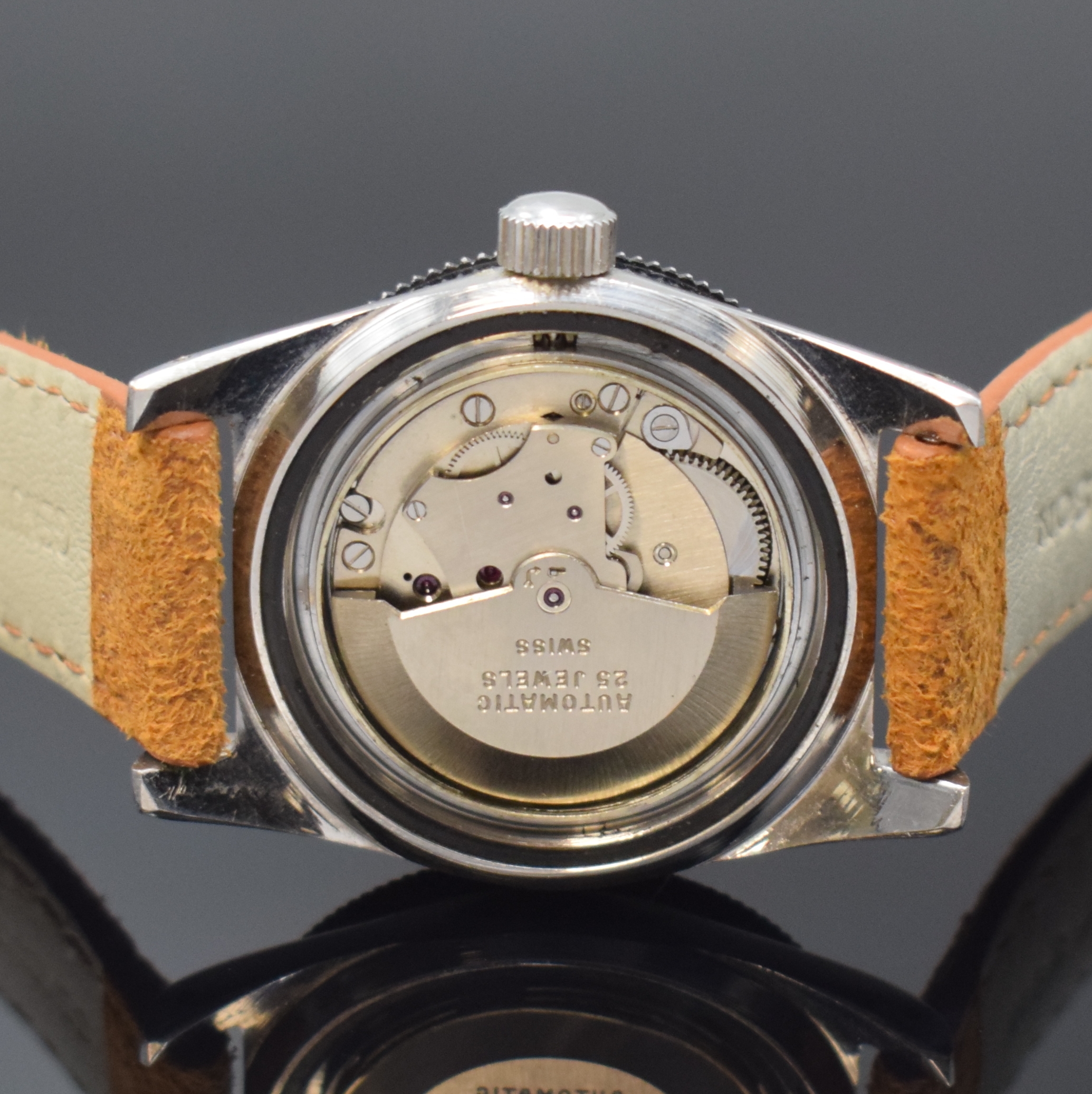Detail d: DANIEL PERRET Herrenarmbanduhr, Schweiz um 1960, Automatik, Edelstahlgeh., Boden und Krone verschr., beids. drehb. Lünette m. 60er Teilung, ...