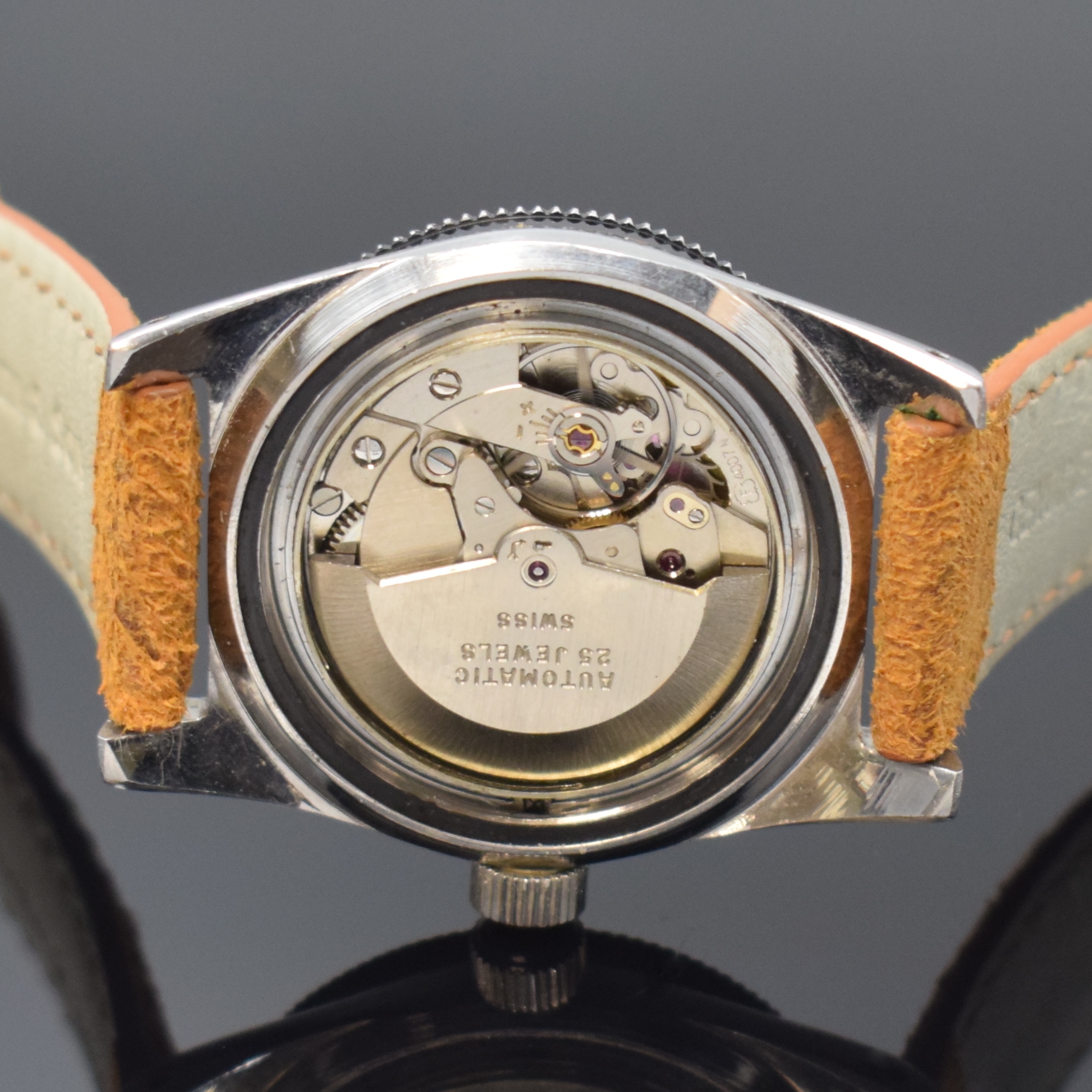 Detail e: DANIEL PERRET Herrenarmbanduhr, Schweiz um 1960, Automatik, Edelstahlgeh., Boden und Krone verschr., beids. drehb. Lünette m. 60er Teilung, ...