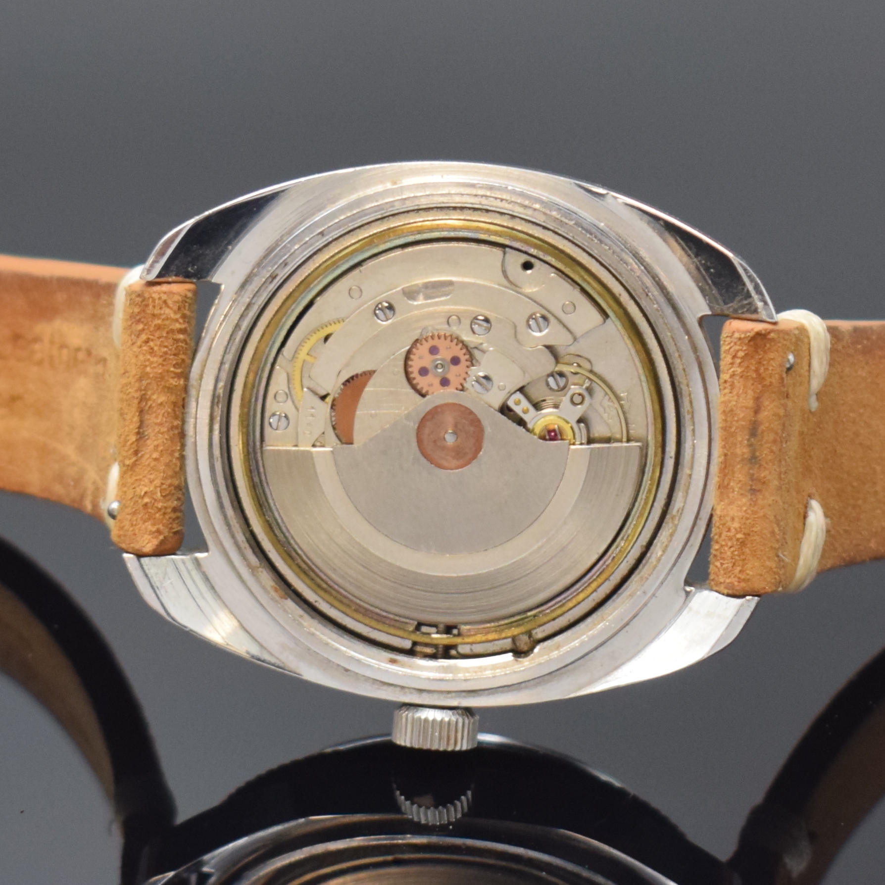 Detail e: JAZ Armbanduhr in Stahl, Frankreich um 1965, Automatik, Boden verschr., schwarzes Kontrastzifferbl. m. Leuchtindizes, Leuchtzeiger (Leuchtmasse ...