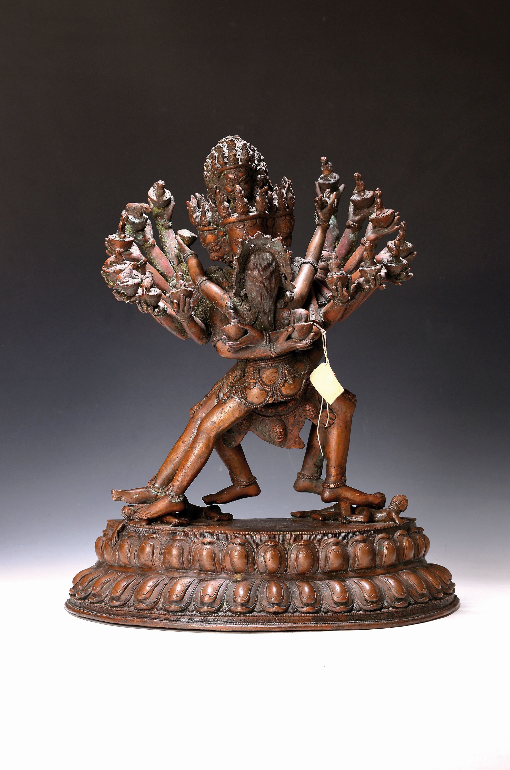 Große Bronzeskulptur, Yamantaka, Nepal, wohl Anfang 20. Jh., 8 Köpfe, 16 Arme, 4 Beine, vereint mit Gefährtin, in den Händen Attribute auf ...