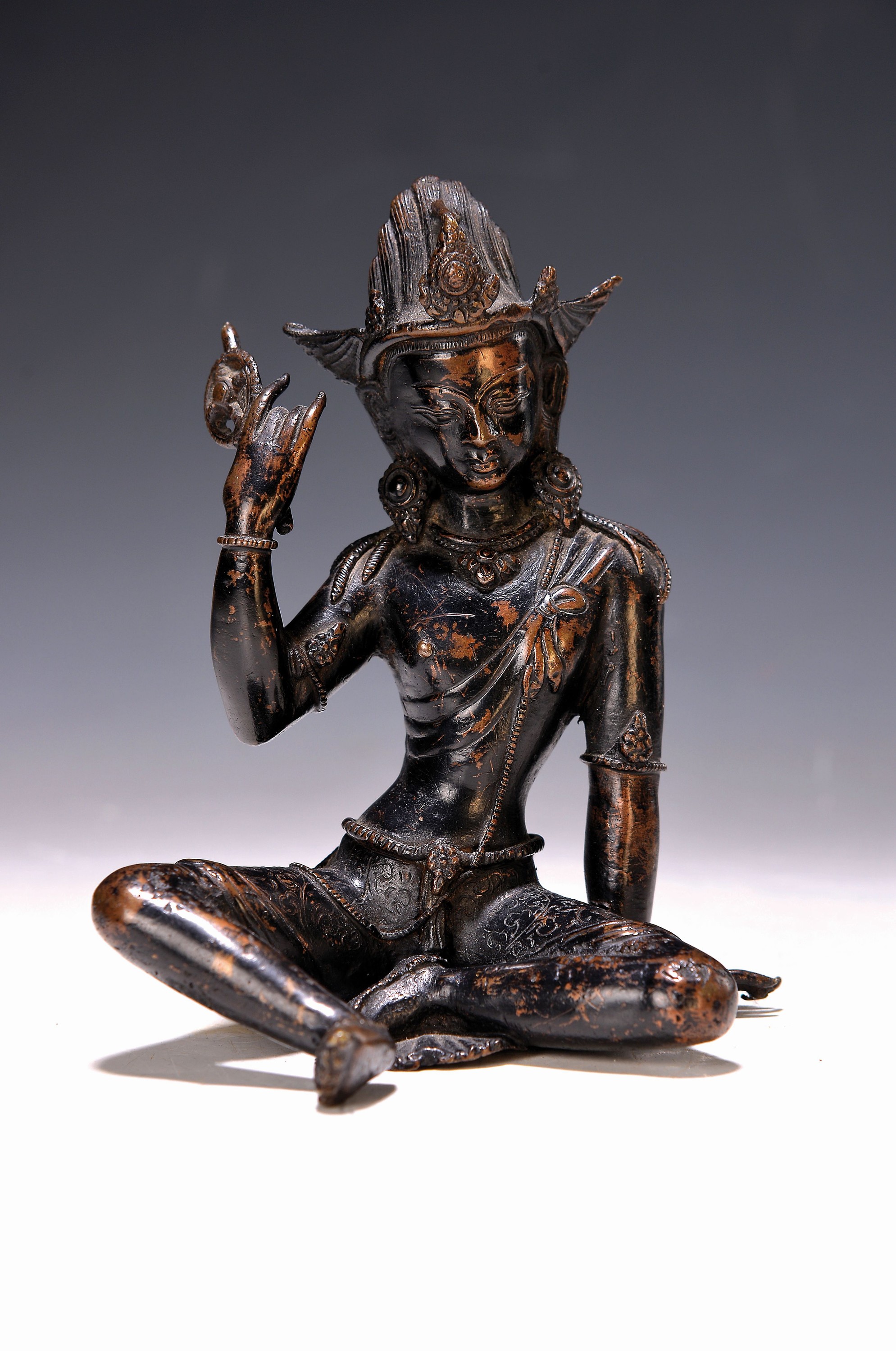 sitzende Tara, Tibet, 19./20 Jh., Bronze, dunkel patiniert, H. ca. 14.5 cm, Altersspuren
