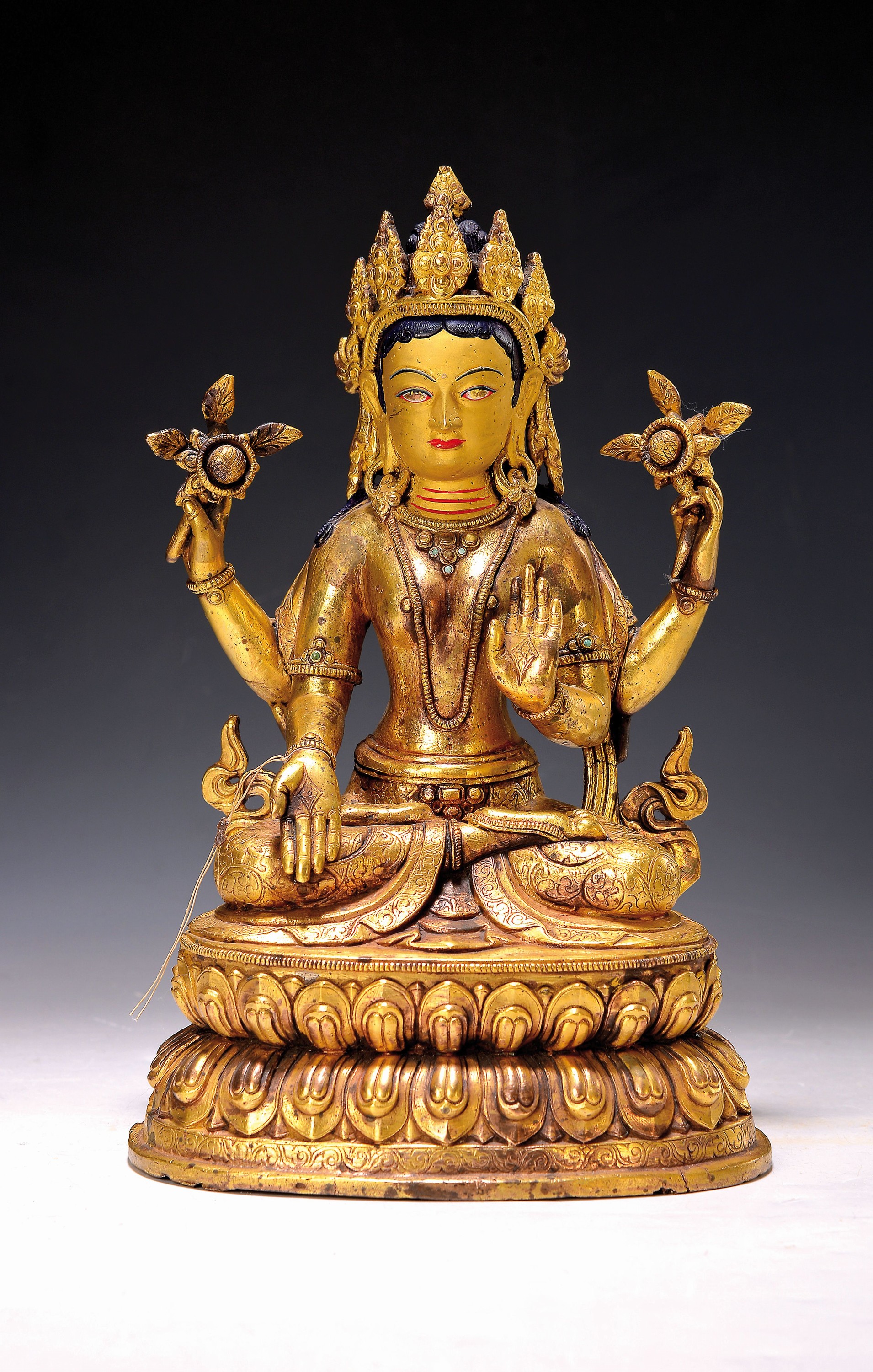 Sitzende Tara, Tibet, wohl 19./20. Jh., Bronze vergoldet, bemaltes Gesicht und Haare, fein verziertes Gewand, doppelter Lotussockel,mit ...