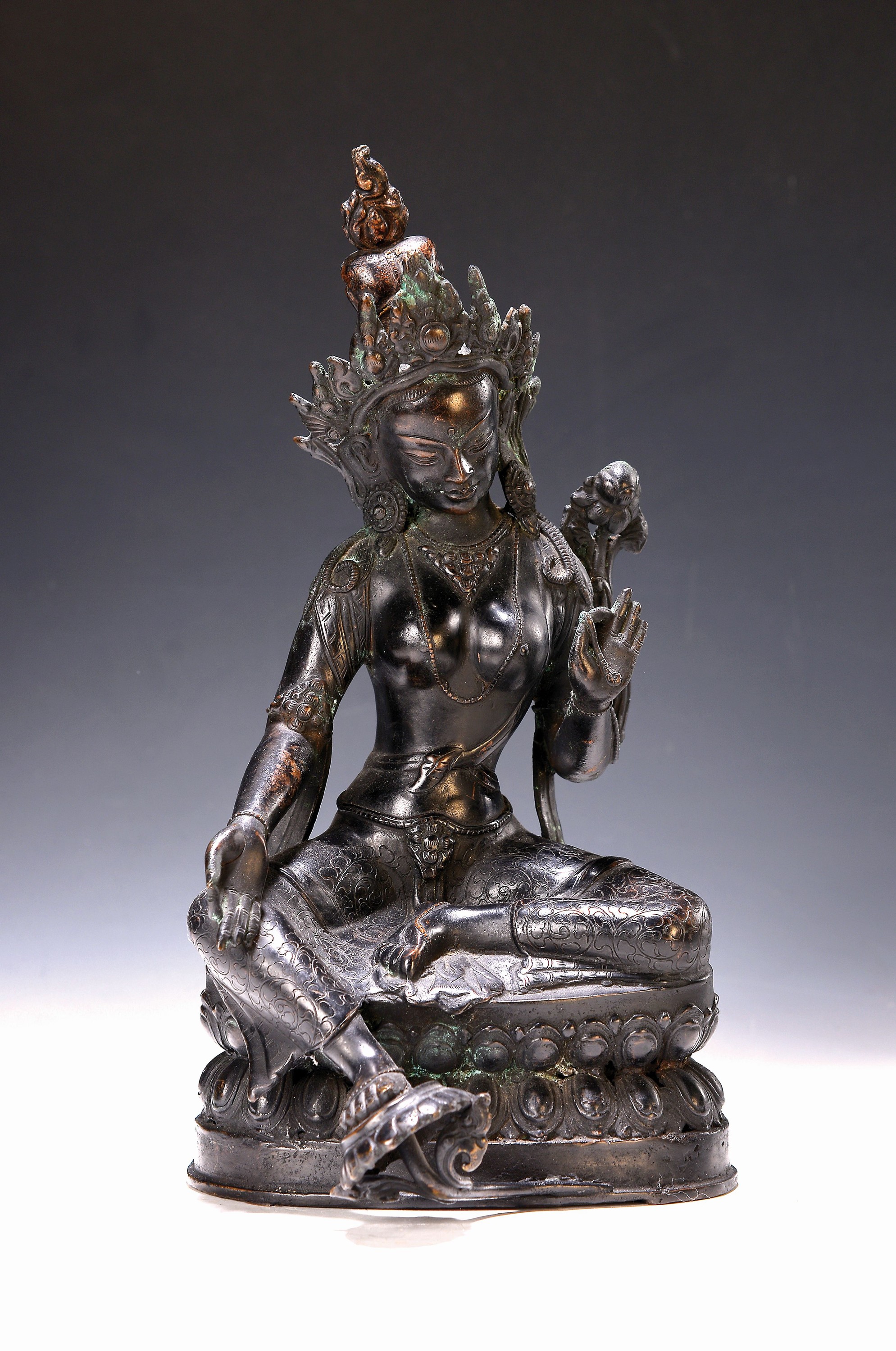 Große sitzende Tara, Tibet, 2. Hälfte 20. Jh., Bronze, dunkel patiniert, auf Lotussockel, ca. 35 x 20 x 20 cm