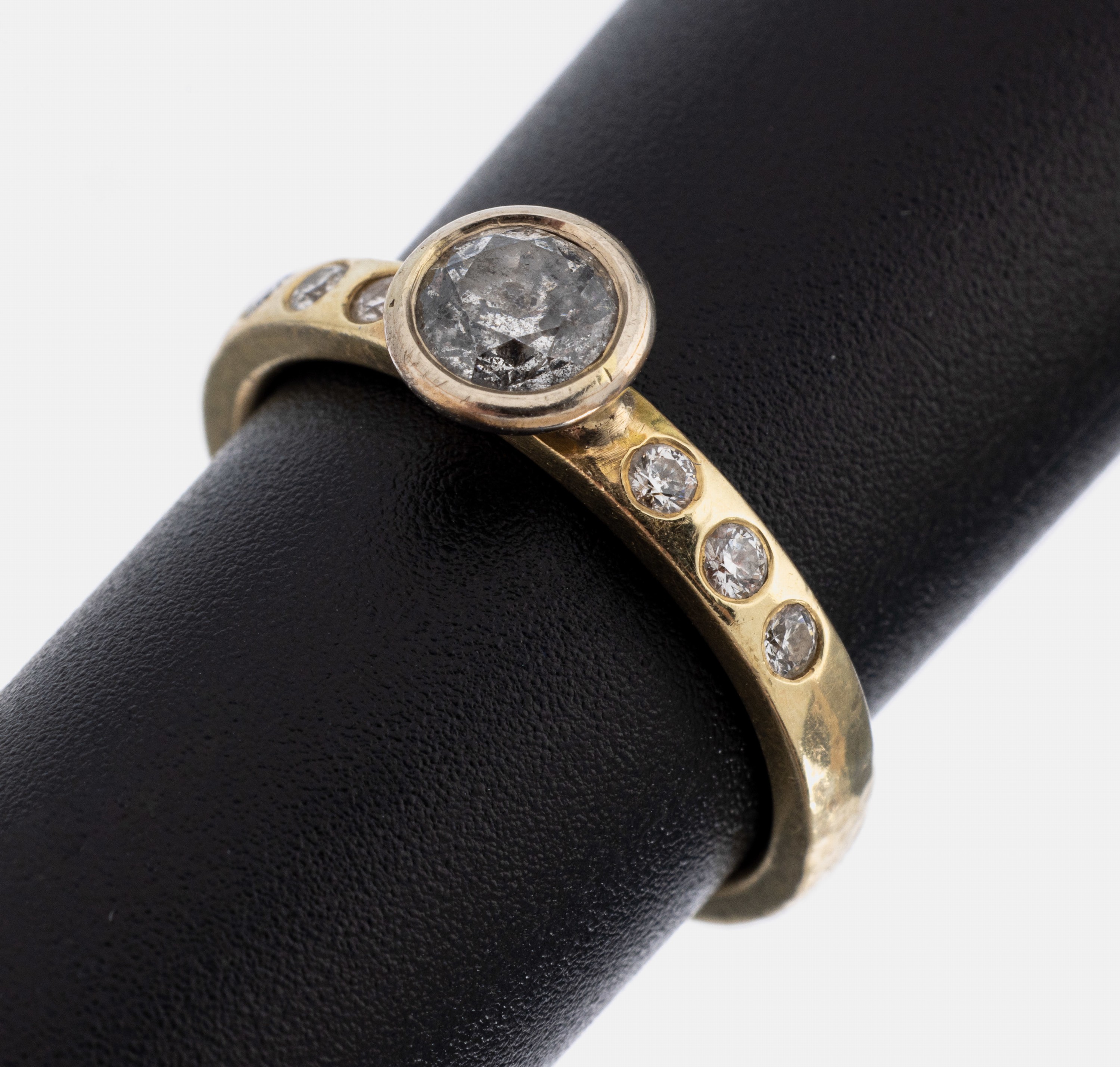 14 kt Gold Brillant-Ring, GG 585/000, mittiger Brillant ca. 0.35 ct Weiß/p2, seitl. 6 Brillanten zus. ca. 0.12 ct Weiß/p1, RW 49, ca. 3 g
