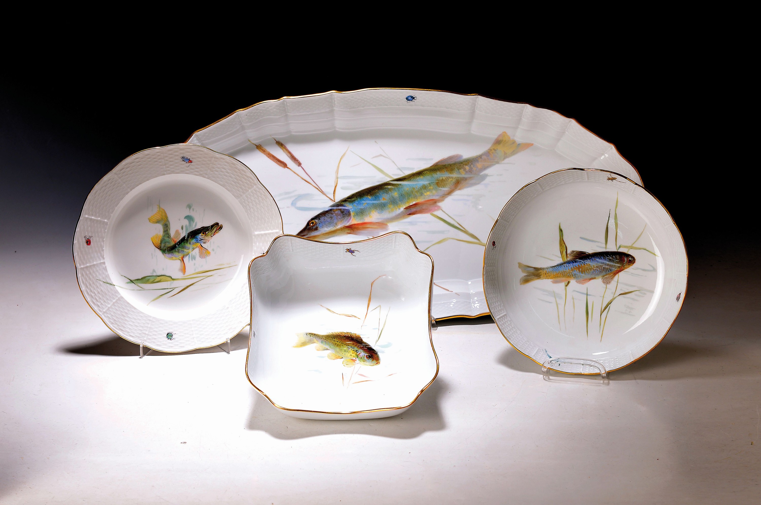 Fischservice, Meissen, um 1880-1924, Knaufschwerter, Porzellan, 12 Teller, Hechtplatte, runde und eckige Schüssel, feine Bemalungen von ...