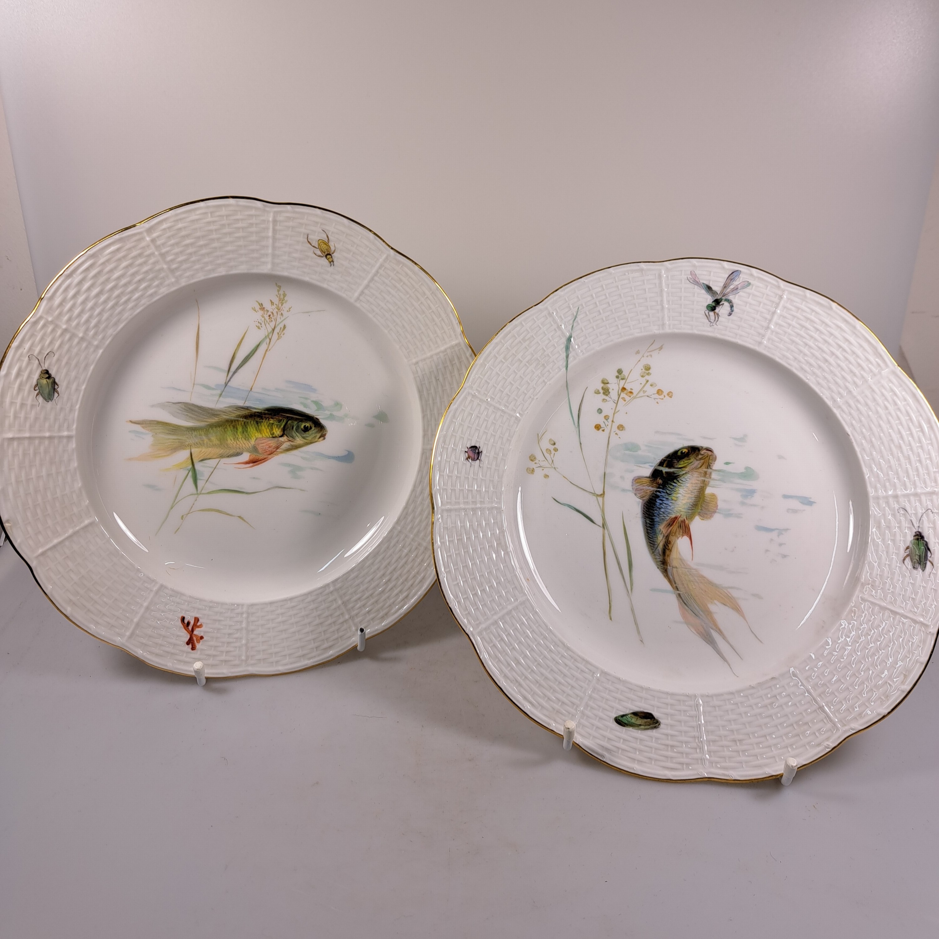 Detail a: Fischservice, Meissen, um 1880-1924, Knaufschwerter, Porzellan, 12 Teller, Hechtplatte, runde und eckige Schüssel, feine Bemalungen von ...