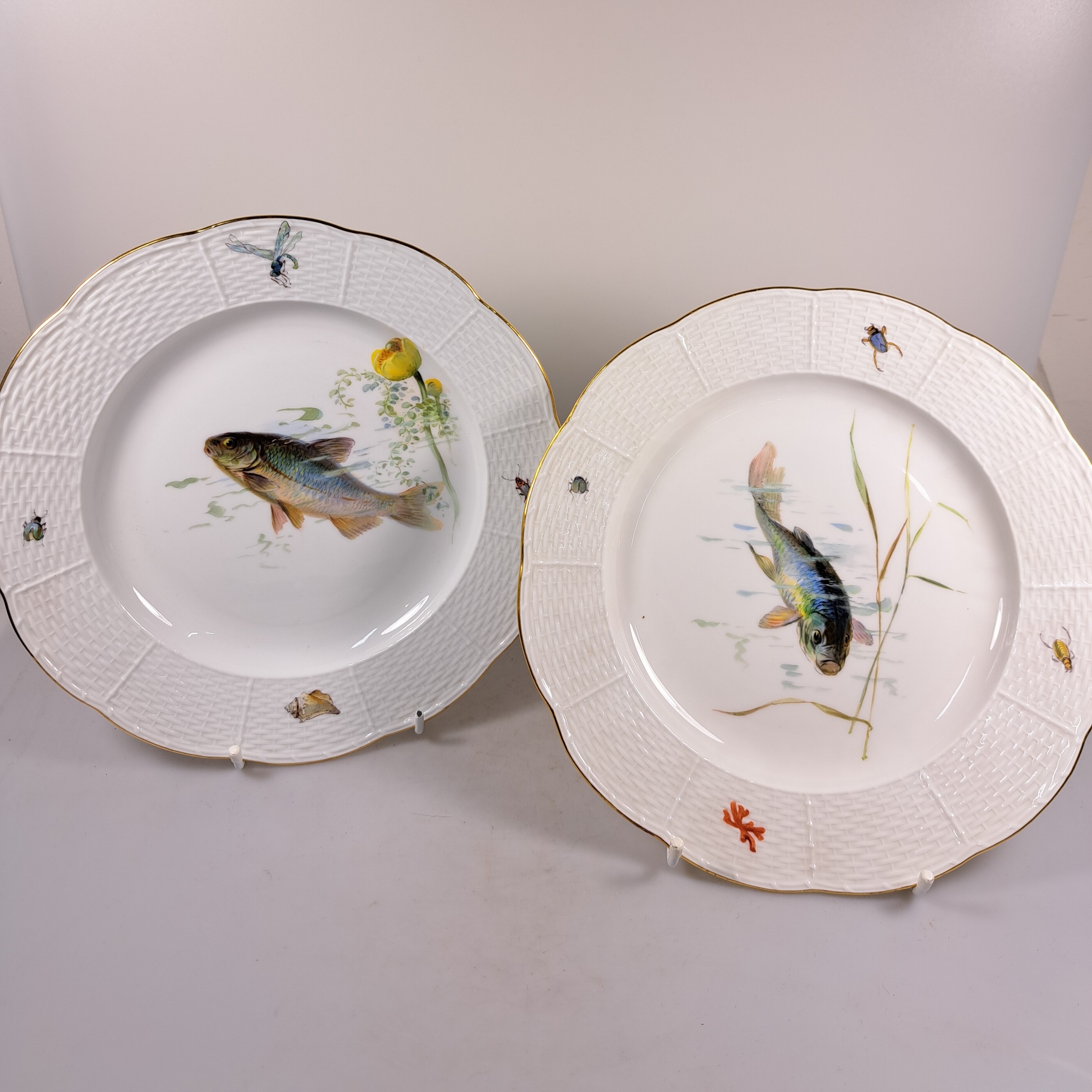 Detail b: Fischservice, Meissen, um 1880-1924, Knaufschwerter, Porzellan, 12 Teller, Hechtplatte, runde und eckige Schüssel, feine Bemalungen von ...