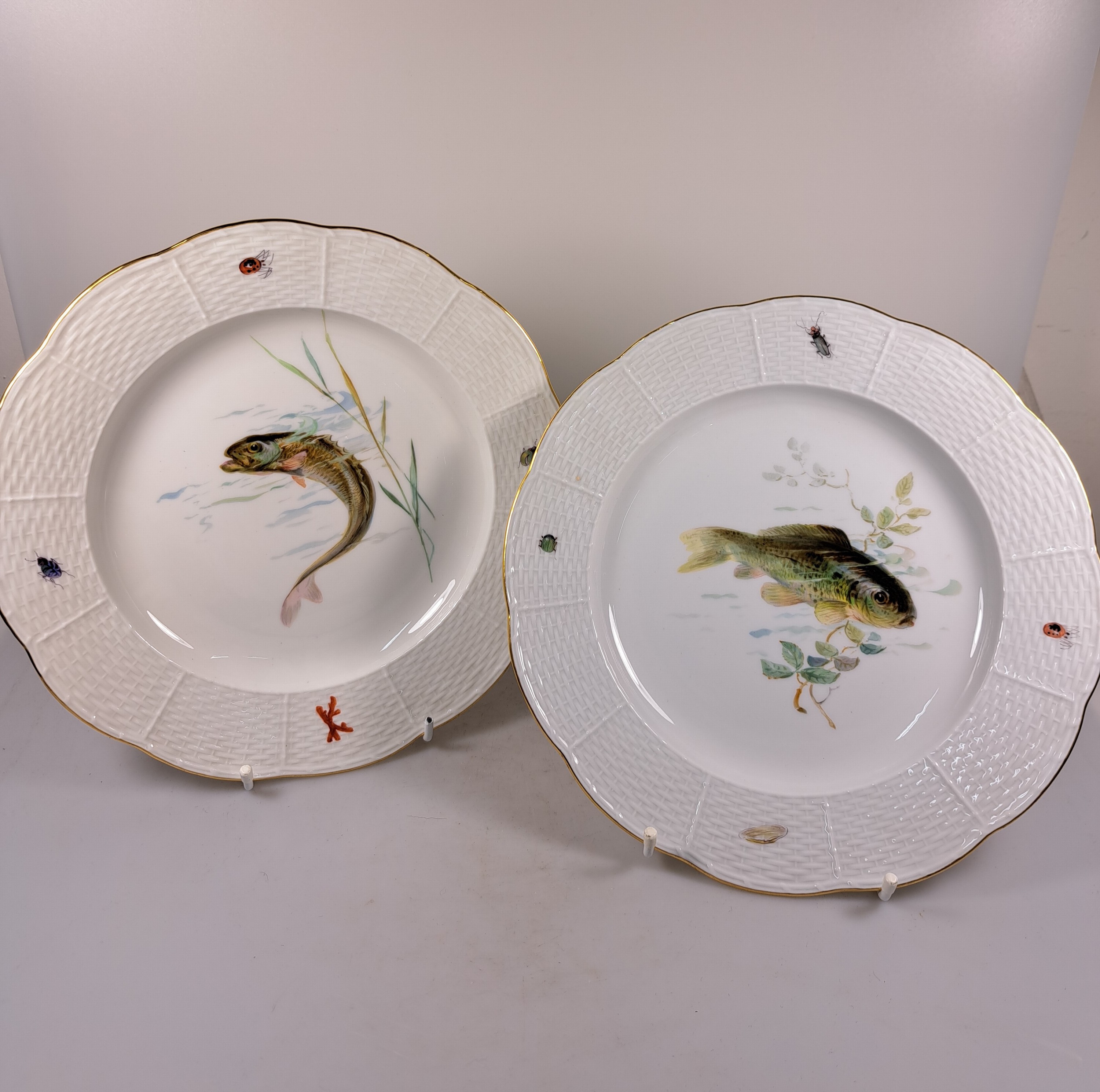 Detail c: Fischservice, Meissen, um 1880-1924, Knaufschwerter, Porzellan, 12 Teller, Hechtplatte, runde und eckige Schüssel, feine Bemalungen von ...