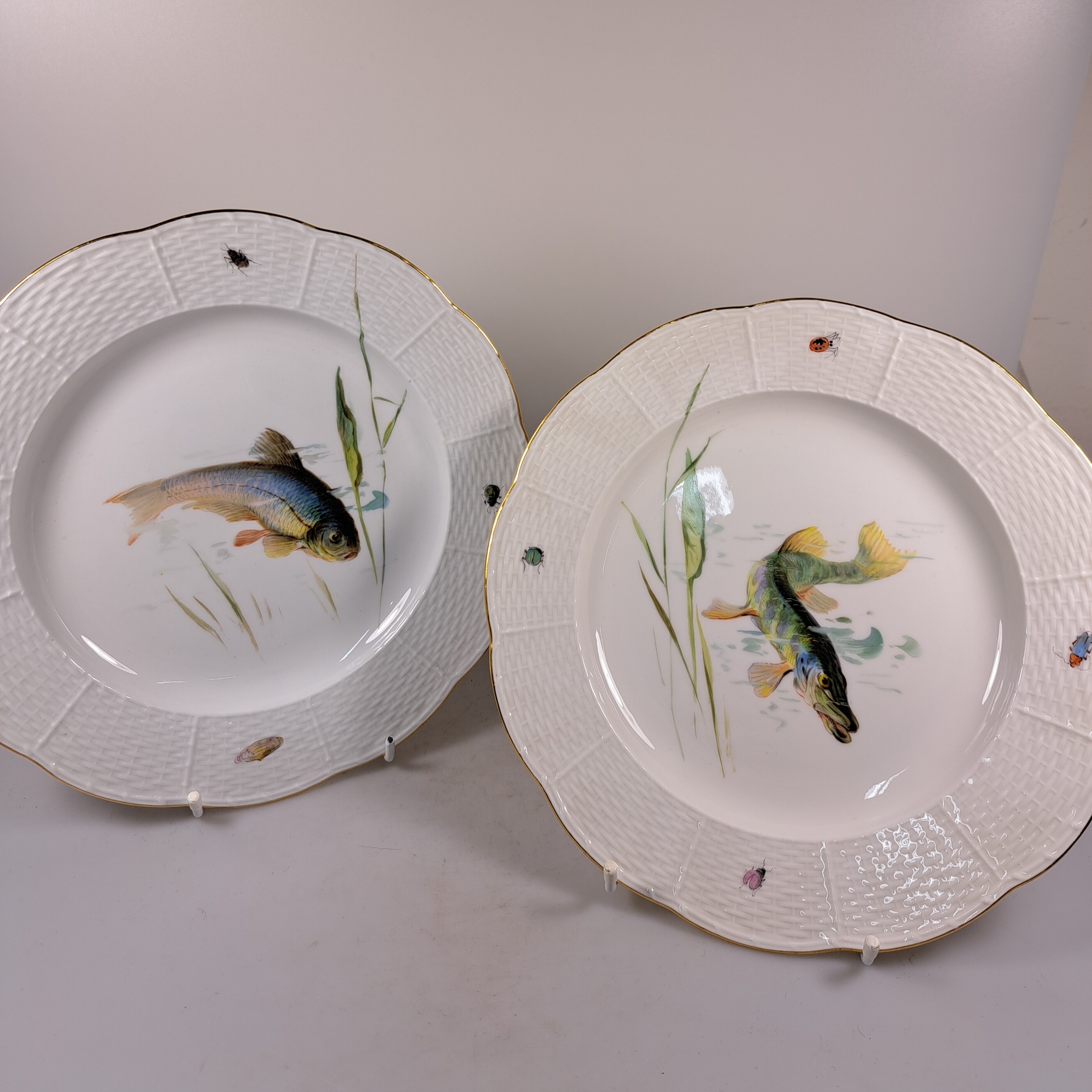 Detail d: Fischservice, Meissen, um 1880-1924, Knaufschwerter, Porzellan, 12 Teller, Hechtplatte, runde und eckige Schüssel, feine Bemalungen von ...