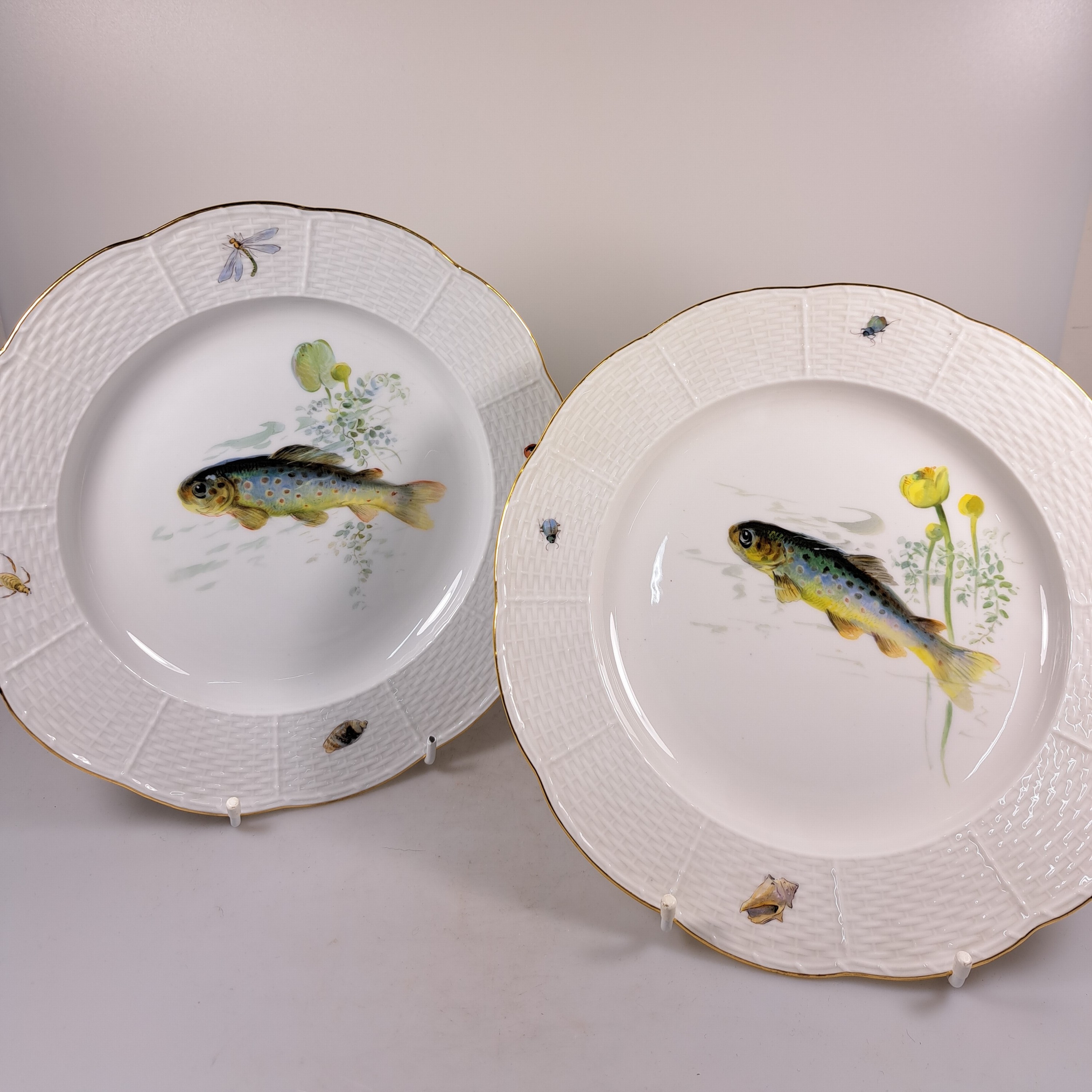 Detail e: Fischservice, Meissen, um 1880-1924, Knaufschwerter, Porzellan, 12 Teller, Hechtplatte, runde und eckige Schüssel, feine Bemalungen von ...