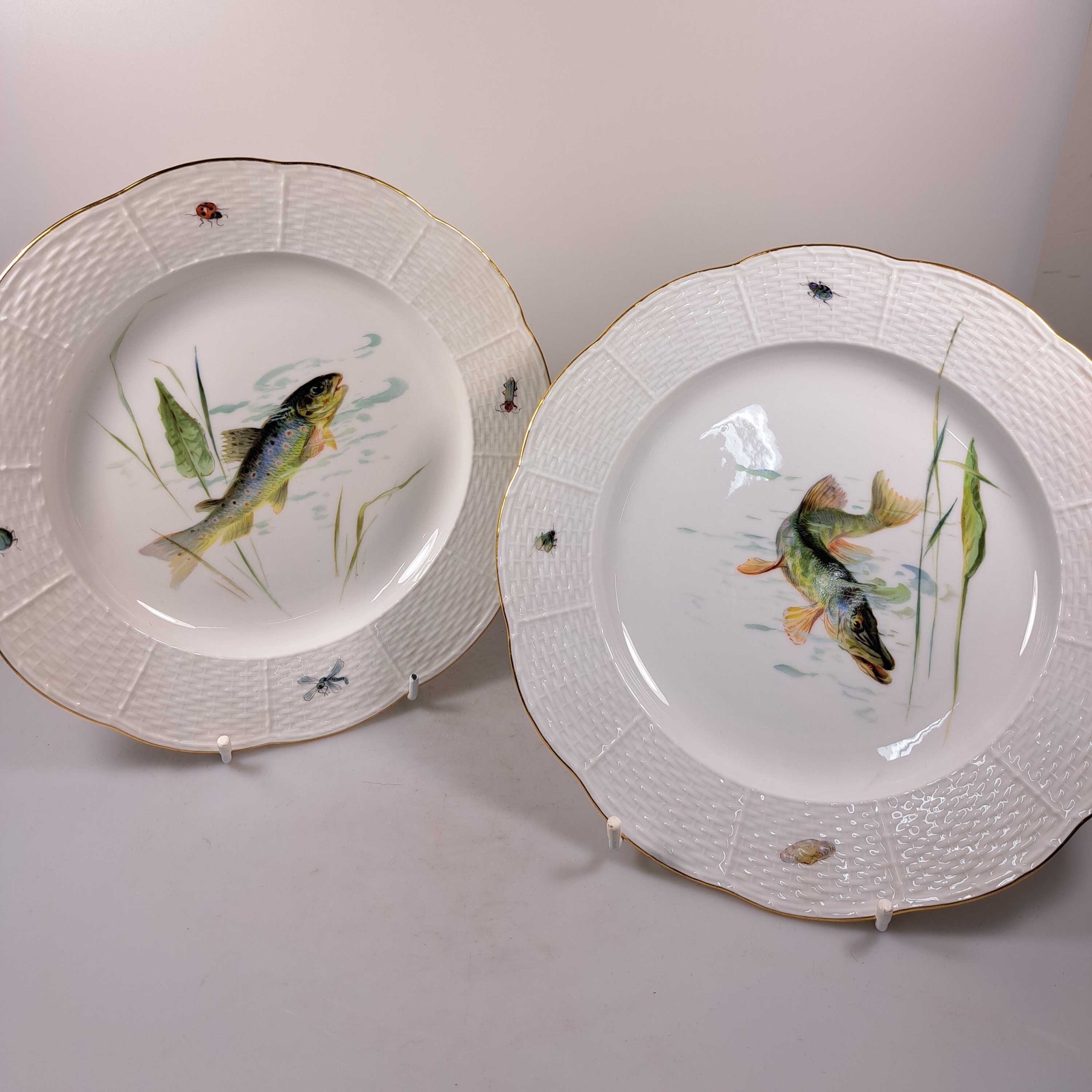 Detail f: Fischservice, Meissen, um 1880-1924, Knaufschwerter, Porzellan, 12 Teller, Hechtplatte, runde und eckige Schüssel, feine Bemalungen von ...