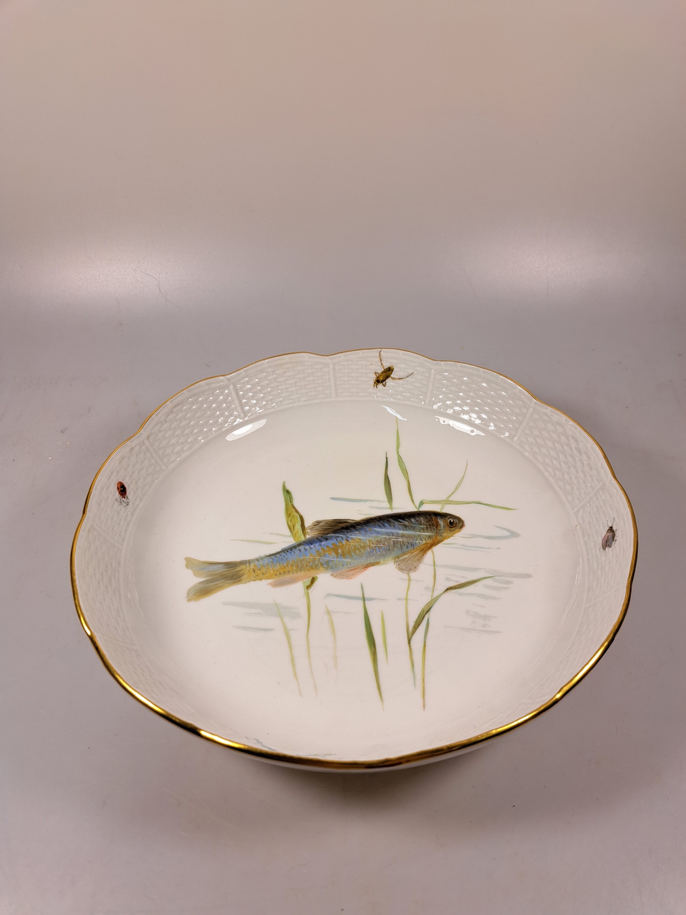 Detail g: Fischservice, Meissen, um 1880-1924, Knaufschwerter, Porzellan, 12 Teller, Hechtplatte, runde und eckige Schüssel, feine Bemalungen von ...