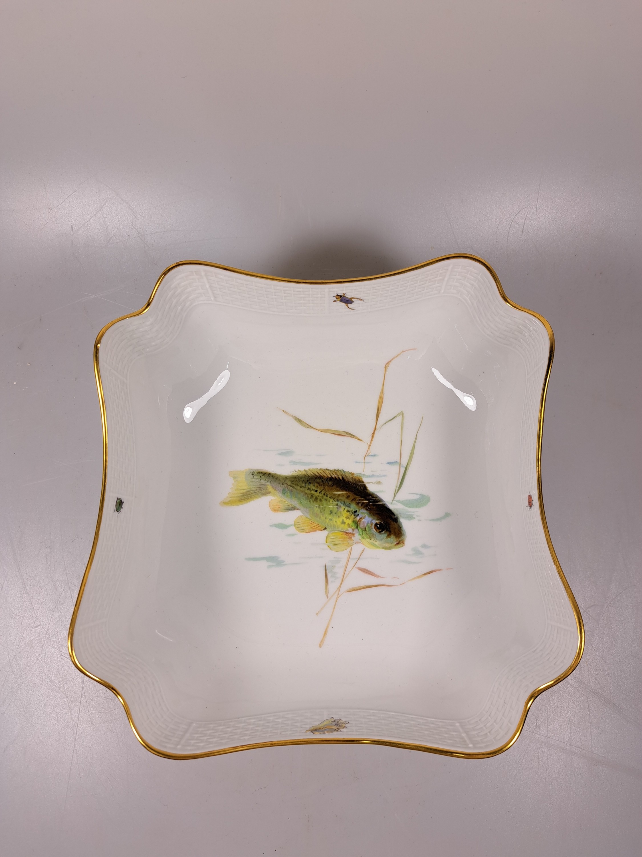 Detail i: Fischservice, Meissen, um 1880-1924, Knaufschwerter, Porzellan, 12 Teller, Hechtplatte, runde und eckige Schüssel, feine Bemalungen von ...