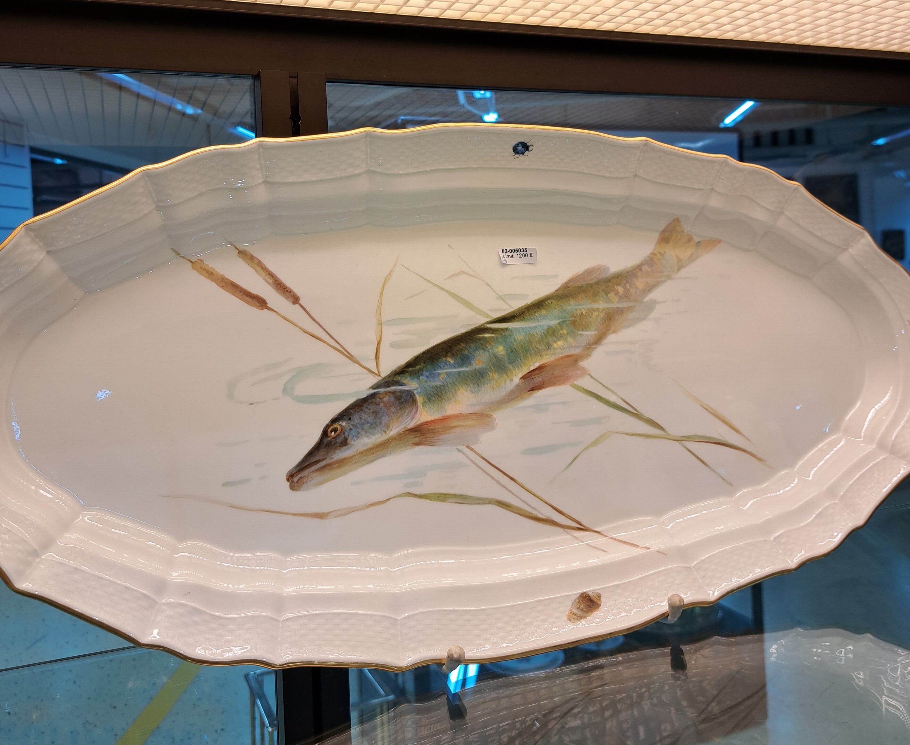 Detail j: Fischservice, Meissen, um 1880-1924, Knaufschwerter, Porzellan, 12 Teller, Hechtplatte, runde und eckige Schüssel, feine Bemalungen von ...