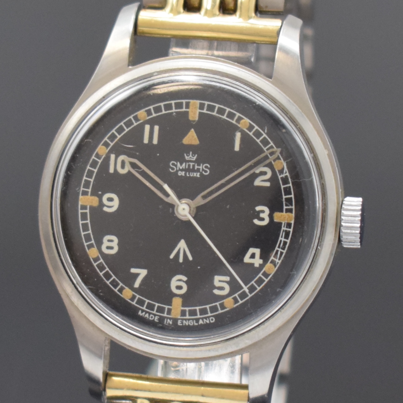 Detail a: SMITHS De Luxe Herrenarmbanduhr für das britische Militär, England um 1969, Handaufzug, Stahlgeh., geschr. Boden sign. WIO/6645-99-961-4045 und ...