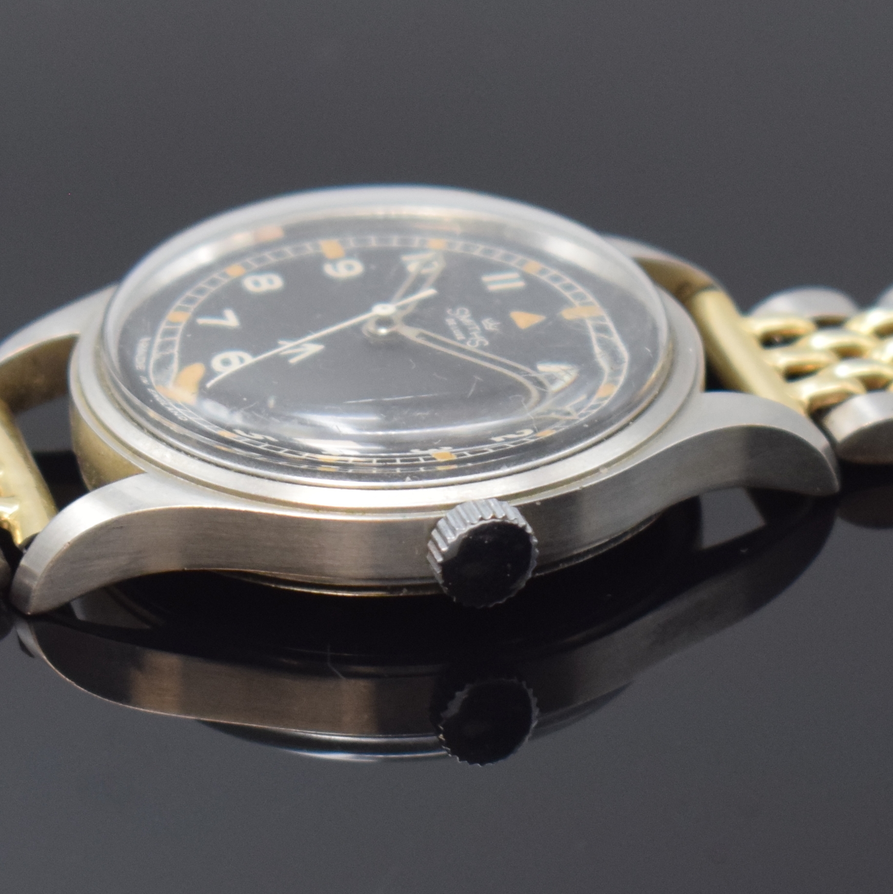 Detail b: SMITHS De Luxe Herrenarmbanduhr für das britische Militär, England um 1969, Handaufzug, Stahlgeh., geschr. Boden sign. WIO/6645-99-961-4045 und ...