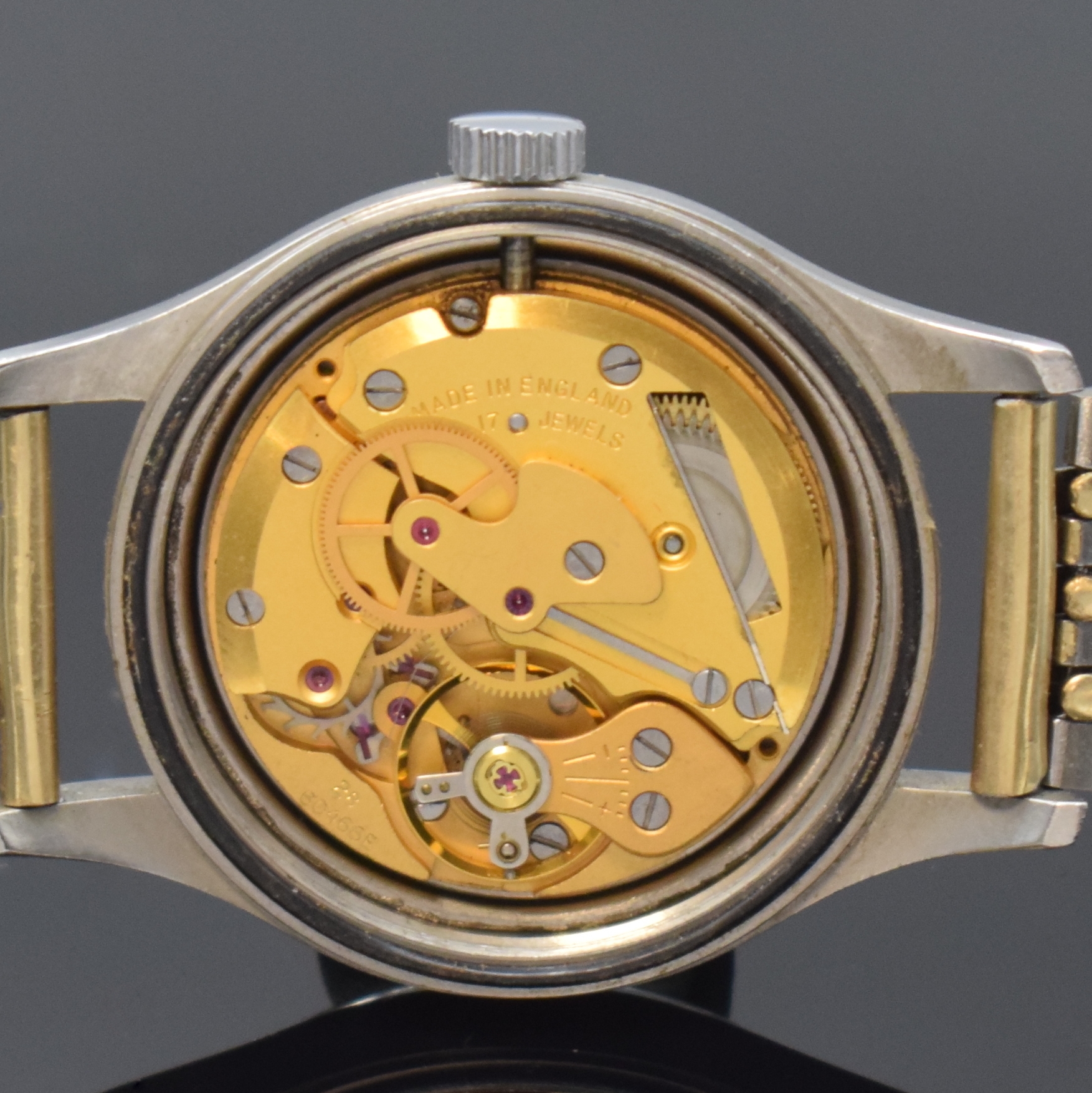 Detail d: SMITHS De Luxe Herrenarmbanduhr für das britische Militär, England um 1969, Handaufzug, Stahlgeh., geschr. Boden sign. WIO/6645-99-961-4045 und ...