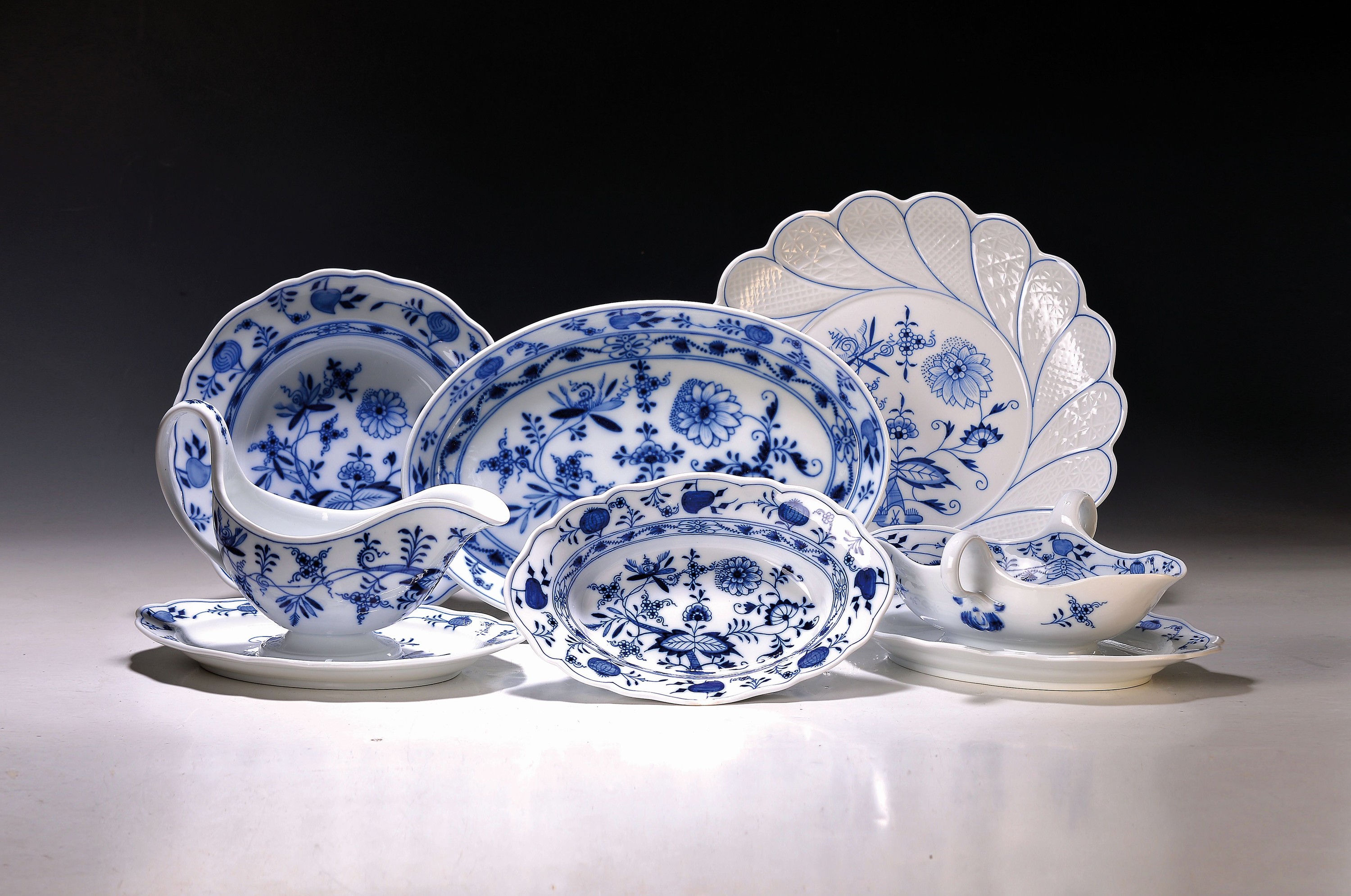 15 Serviceteile, Meissen Zwiebelmuster, 1880 -1924, 7 tiefe Teller D. 23 cm, zwei Saucieren, ovale Platte, zwei ovale Schalen, großer Zierteller, ...