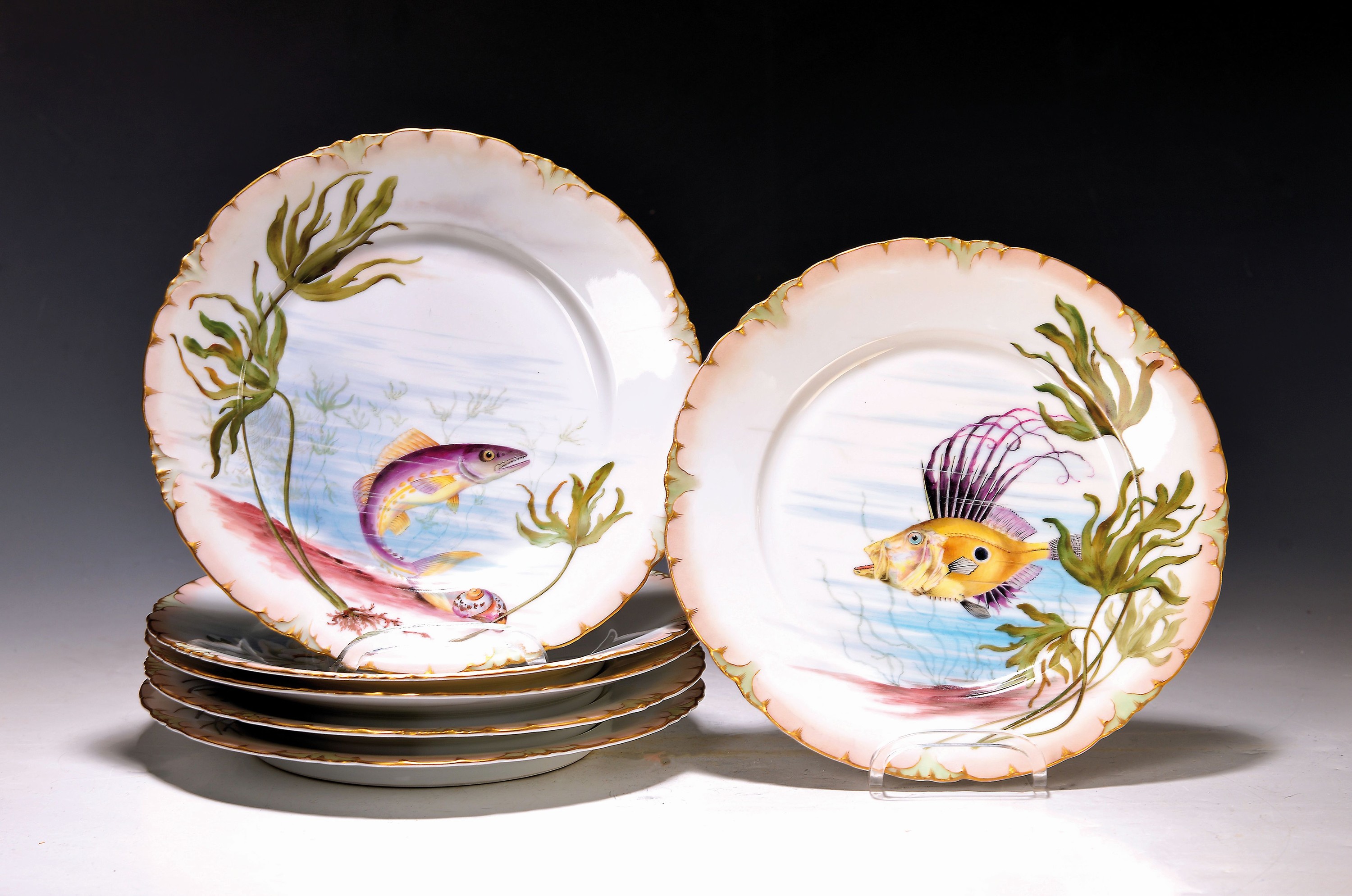 Sechs Fischteller, Rosenthal, bemalt, von A. Assmann, Frankfurth, Form, Versailles, um 1910/20, handbemalter Fischdekor mit Pflanzen, Goldstaffage, ...